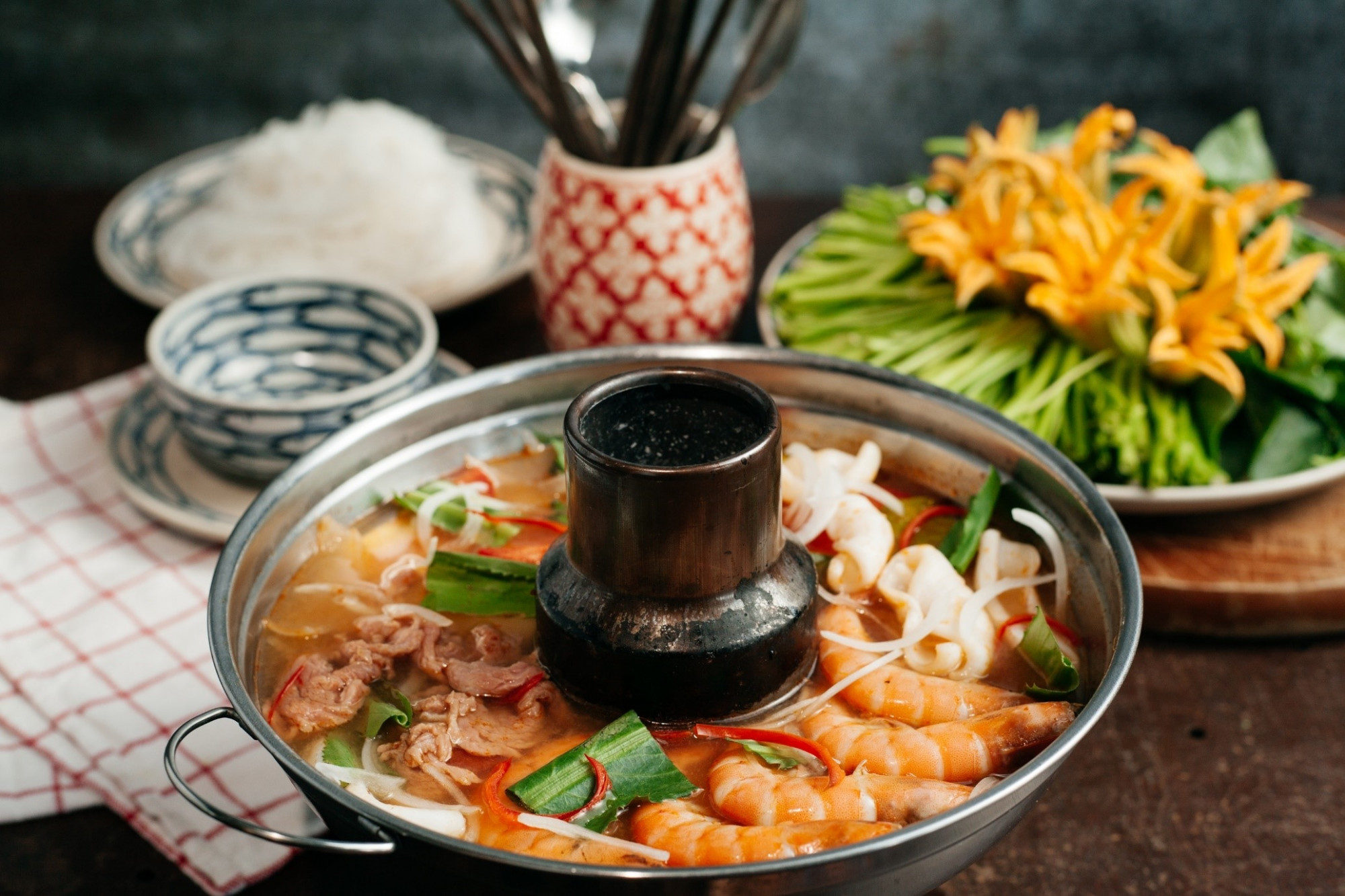  Nếu đi ăn c&ugrave;ng gia đ&igrave;nh c&oacute; những người lớn tuổi như &ocirc;ng b&agrave;, cha mẹ th&igrave; c&aacute;c nh&agrave; h&agrave;ng &Acirc;u kh&oacute; m&agrave; hợp khẩu vị với họ. Để chắc chắn rằng cả nh&agrave; c&oacute; một bữa cơm ngon miệng vừa &yacute; mọi người th&igrave; Cơm Chị Hoa l&agrave; một sự lựa chọn kh&ocirc;ng tồi. Qu&aacute;n cơm n&agrave;y kh&ocirc;ng dựng lại m&ocirc; h&igrave;nh th&ocirc;n qu&ecirc; m&agrave; c&oacute; kh&ocirc;ng gian trung lưu, rộng r&atilde;i tho&aacute;ng đ&atilde;ng. Ngo&agrave;i cơm nh&agrave; c&ograve;n c&oacute; c&aacute;c m&oacute;n ăn b&igrave;nh d&acirc;n Việt như b&aacute;nh m&igrave;, b&aacute;nh x&egrave;o...   C&aacute;c m&oacute;n ch&iacute;nh ở đ&acirc;y c&oacute; gi&aacute; kh&aacute; cao, ri&ecirc;ng một dĩa cơm tấm sườn b&igrave; chả th&ocirc;i đ&atilde; c&oacute; gi&aacute; 125 ngh&igrave;n, c&agrave; ri khoai v&agrave; b&aacute;nh m&igrave; tận 95 ngh&igrave;n. Qu&aacute;n ăn n&agrave;y c&oacute; mặt từ l&acirc;u v&agrave; c&oacute; một lượng lớn kh&aacute;ch thường xuy&ecirc;n gh&eacute; đến. Nhưng để ăn một bữa cơm gia đ&igrave;nh m&agrave; kh&ocirc;ng phải đi chợ b&agrave;y biện nấu nướng, c&oacute; n&ecirc;n chi nhiều như vậy?