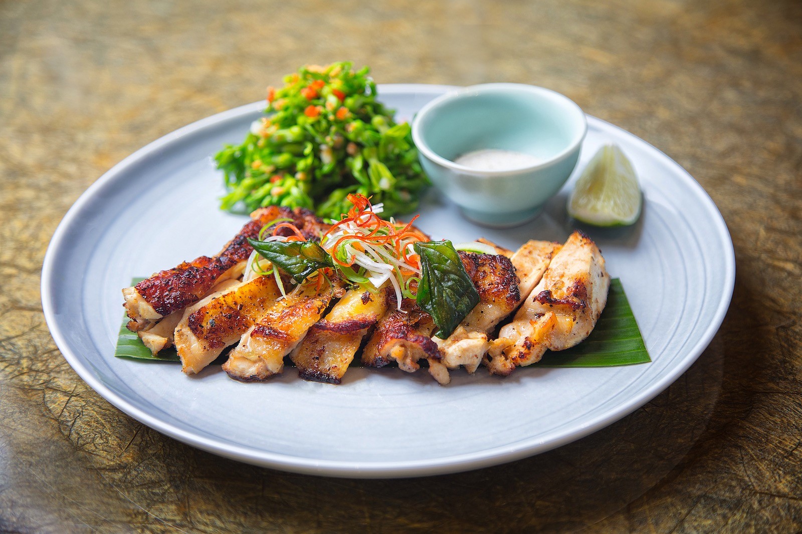 . Vietnam House Saigon Địa chỉ: 93-95-97 Đồng Khởi, Quận 1  Toạ lạc ngay tại Quận 1, nh&agrave; h&agrave;ng n&agrave;y được đầu tư v&agrave; thiết kế v&ocirc; c&ugrave;ng sang trọng, xa hoa. Một kh&ocirc;ng gian thượng lưu được đầu bếp nổi tiếng nấu nướng với gi&aacute; th&agrave;nh v&ocirc; c&ugrave;ng đắt đỏ. Thực đơn bữa tối ăn m&oacute;n Việt ở đ&acirc;y sẽ c&oacute; gi&aacute; 938 ngh&igrave;n cho một người. Nếu n&oacute;i với &ocirc;ng b&agrave; rằng một ch&eacute;n ch&egrave; tr&ocirc;i nước 138 ngh&igrave;n, t&ocirc; canh chua 198 ngh&igrave;n,&hellip; kh&eacute;o &ocirc;ng b&agrave; của ch&uacute;ng ta sẽ giật m&igrave;nh kh&ocirc;ng tin nổi.