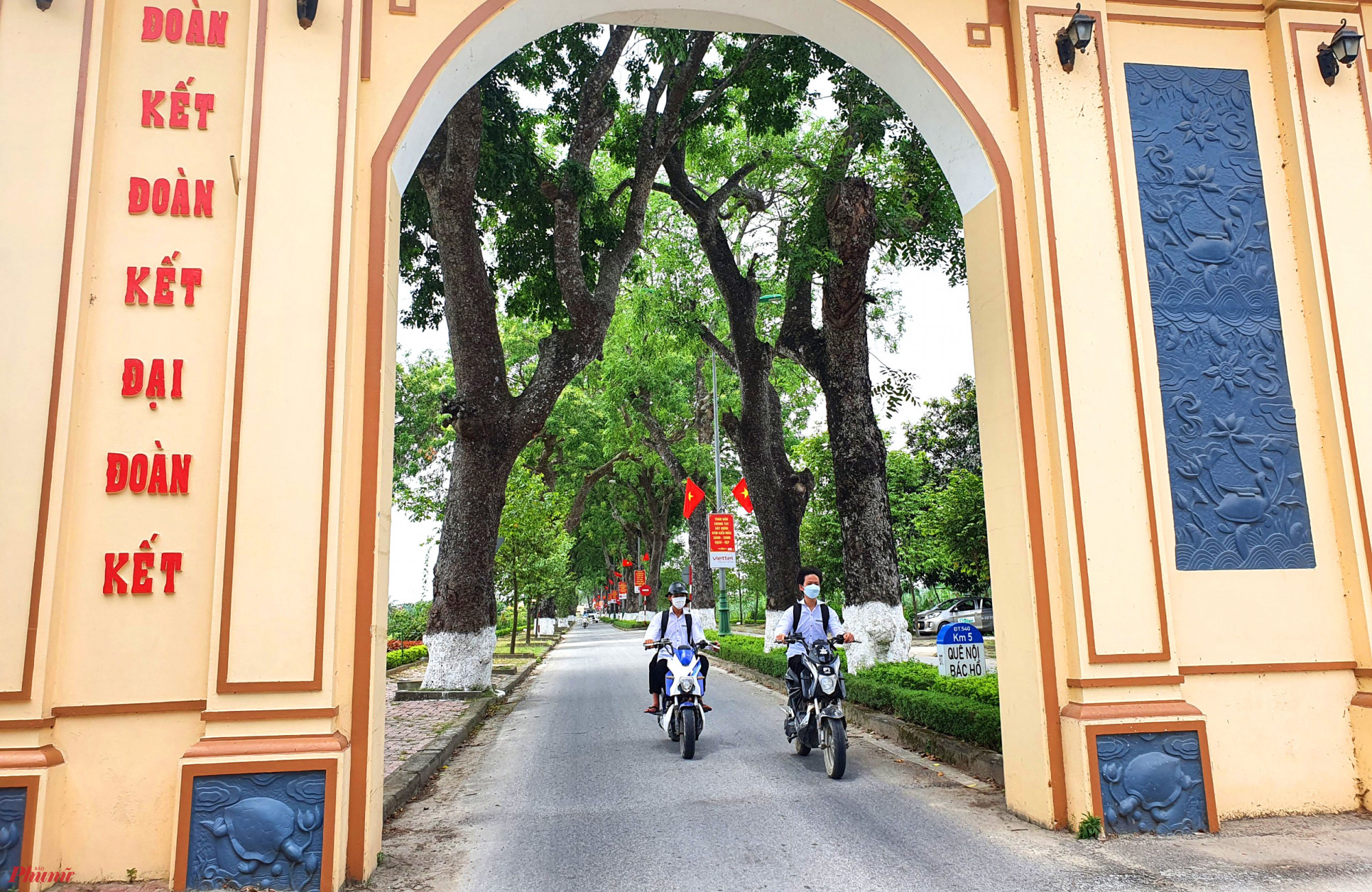 Ấn tượng đầu ti&ecirc;n khi du kh&aacute;ch đến với nơi n&agrave;y l&agrave; hai h&agrave;ng c&acirc;y x&agrave; cừ cao sừng sững, tỏa b&oacute;ng phủ k&iacute;n cả tuyến đường tỉnh lộ 540, từ cổng v&agrave;o l&agrave;ng Sen, x&atilde; Kim Li&ecirc;n - qu&ecirc; nội B&aacute;c Hồ. Đ&acirc;y cũng l&agrave; thời điểm h&agrave;ng c&acirc;y x&agrave; cừ trổ hoa. Sắc hoa v&agrave;ng dịu nhẹ, ẩn giữa v&ograve;m l&aacute; xanh r&igrave; th&ecirc;m n&iacute;u ch&acirc;n du kh&aacute;ch thập phương dừng ch&acirc;n h&oacute;ng gi&oacute; giữa c&aacute;i nắng bỏng r&aacute;t của trời xứ Nghệ.