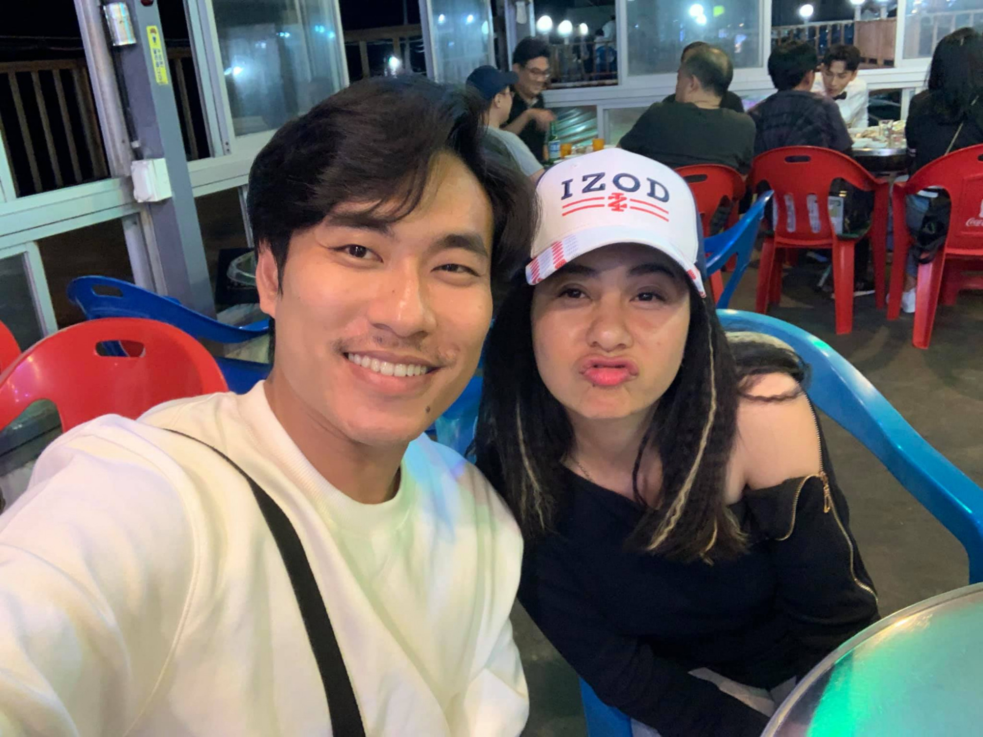 Cặp đ&ocirc;i si&ecirc;ng đăng tải h&igrave;nh ảnh hạnh ph&uacute;c thở c&ograve;n b&ecirc;n nhau.