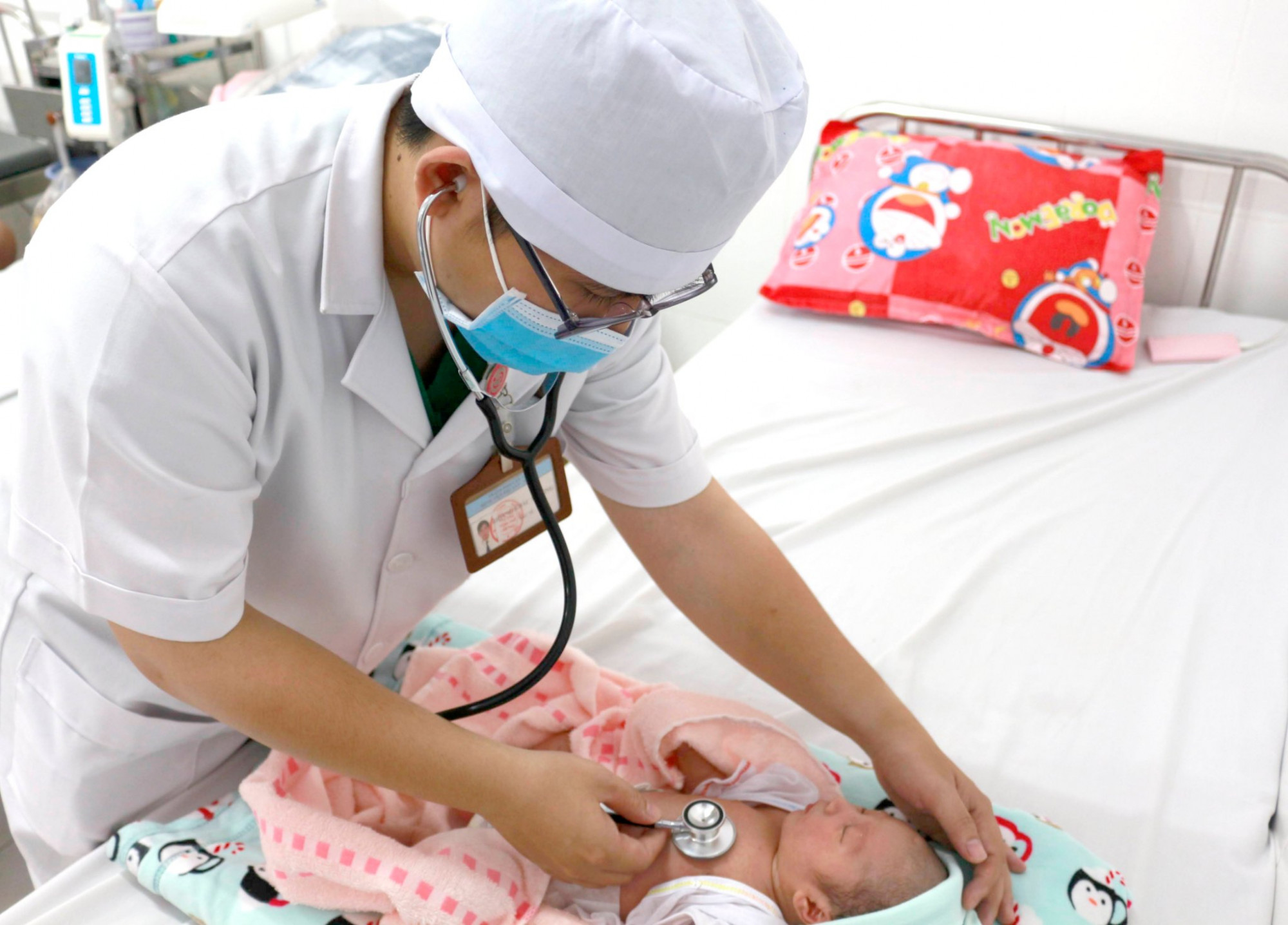 B&aacute;c sĩ khoa Nhi Sơ sinh thăm kh&aacute;m đ&aacute;nh gi&aacute; sức khỏe con của sản phụ Nguyễn Thị T.N, ngụ tỉnh Vĩnh Long trước khi xuất viện