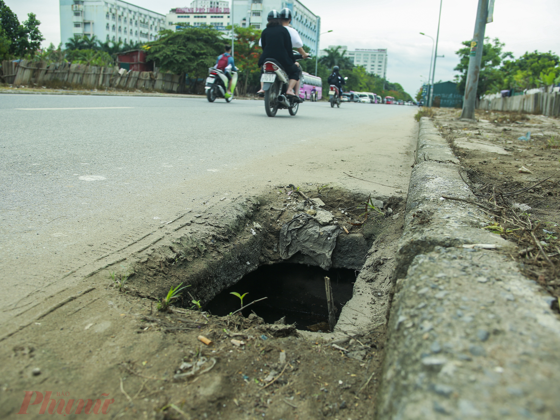 Hai b&ecirc;n tuyến phố tập trung nhiều trường học v&agrave; c&aacute;c bệnh viện n&ecirc;n lượng người tham gia giao th&ocirc;ng rất đ&ocirc;ng, nếu đi kh&ocirc;ng ch&uacute; &yacute; sẽ vấp ng&atilde;, xảy ra tai nạn bất cứ l&uacute;c n&agrave;o.