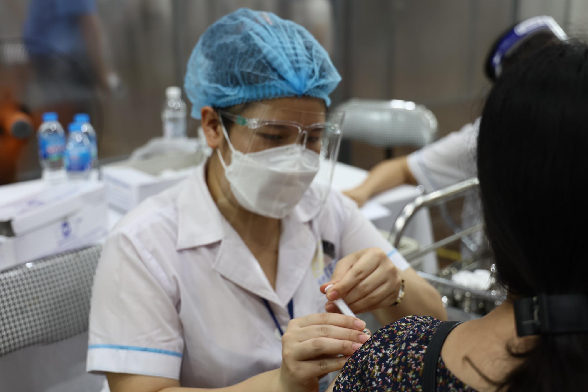 Bộ Y tế tiếp tục c&oacute; c&ocirc;ng điện nhắc nhở c&aacute;c địa phương đẩy nhanh tiến độ ti&ecirc;m mũi 3 v&igrave; tiến độ kh&ocirc;ng đạt mục ti&ecirc;u đề ra (ảnh minh họa)