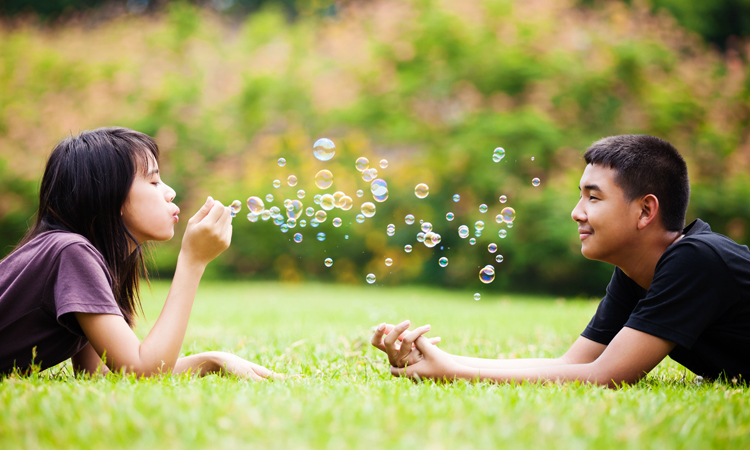 80-90 tuổi người ta c&ograve;n y&ecirc;u th&igrave; những c&ocirc; c&acirc;u 13-14 y&ecirc;u c&oacute; g&igrave; l&agrave; xấu? (Ảnh minh họa)