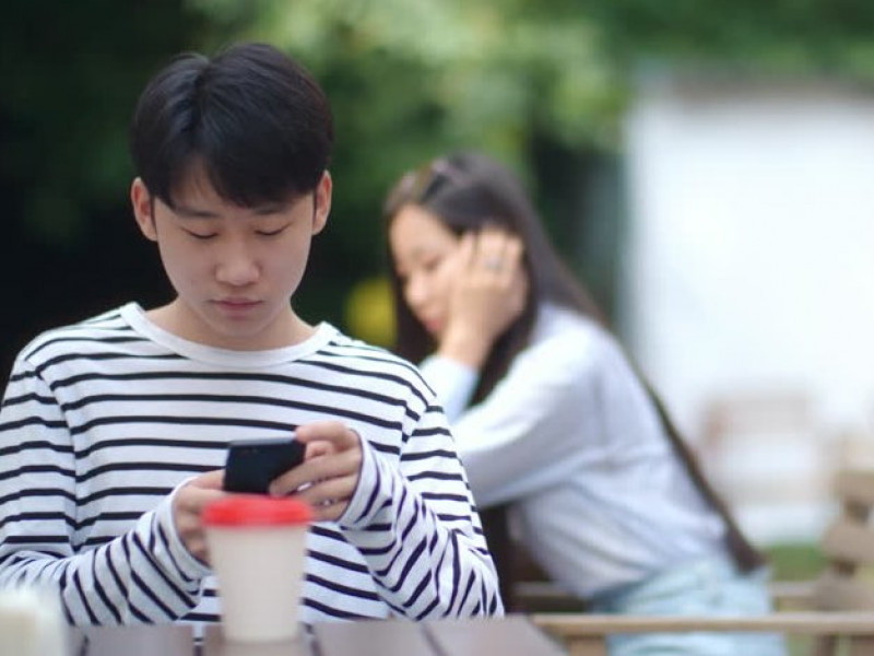 Cậu &uacute;t nh&agrave; t&ocirc;i đ&atilde; bắt đầu quan t&acirc;m đến những lời n&oacute;i của bọn con g&aacute;i (Ảnh minh họa)