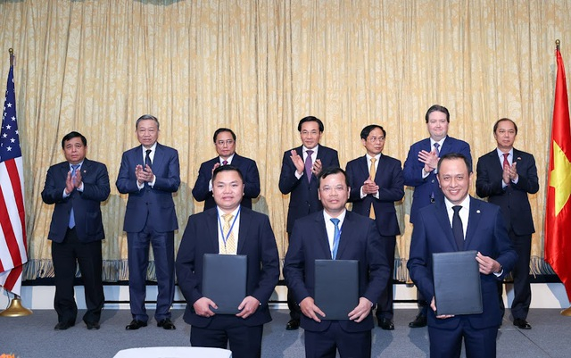Đại diện UBND tỉnh Bắc Giang, Vietnam Airlines v&agrave; đại diện của Emission Resources trao bi&ecirc;n bản ghi nhớ về hợp t&aacute;c xuất khẩu vải v&agrave; n&ocirc;ng sản - Ảnh: VGP/Nhật Bắc