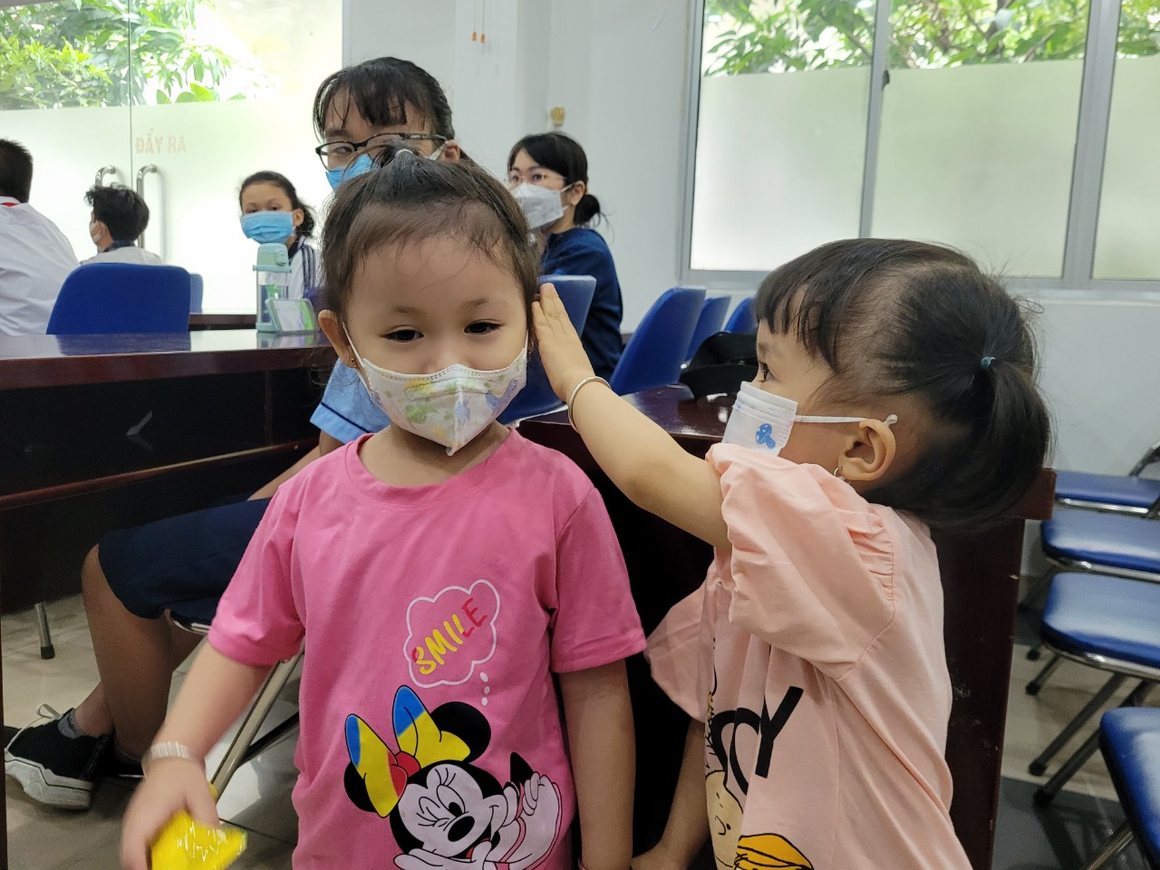 Hai đứa trẻ mồ côi cha trở thành đôi bạn trong lần đầu gặp mặt