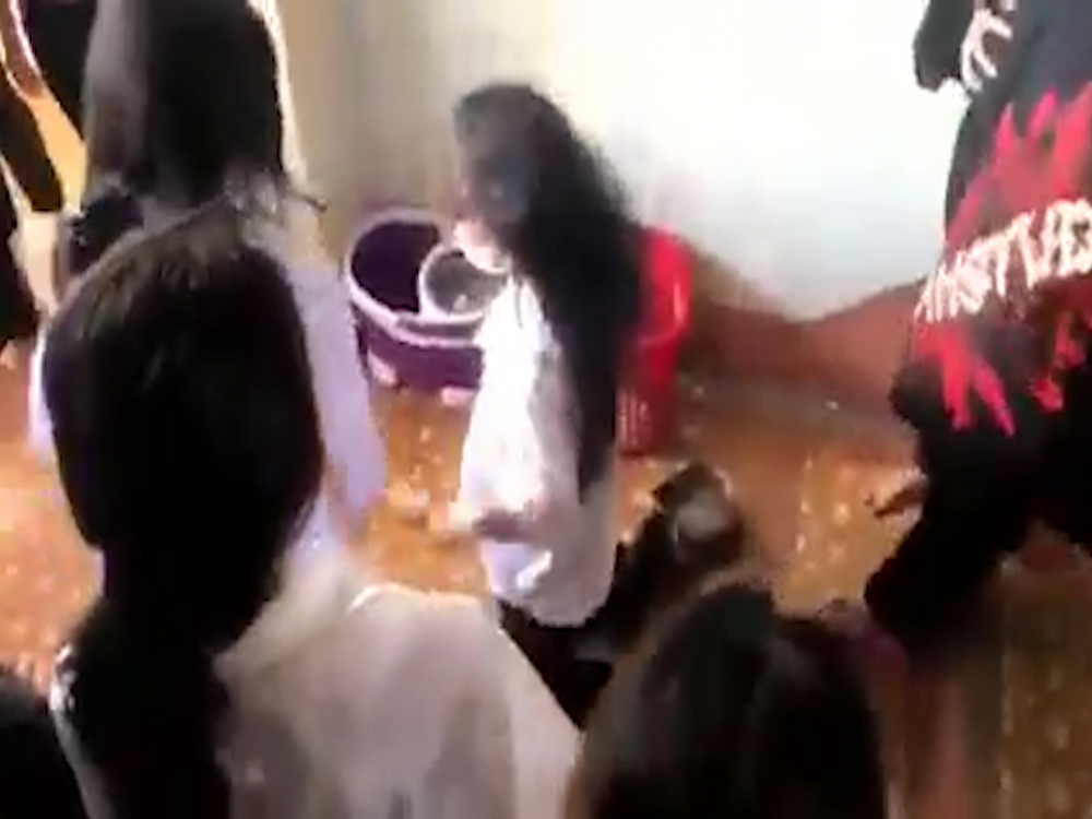 Nữ sinh T.H b&acirc;́t lực khuỵ g&ocirc;́i khi bị đánh h&ocirc;̣i đ&ocirc;̀ng