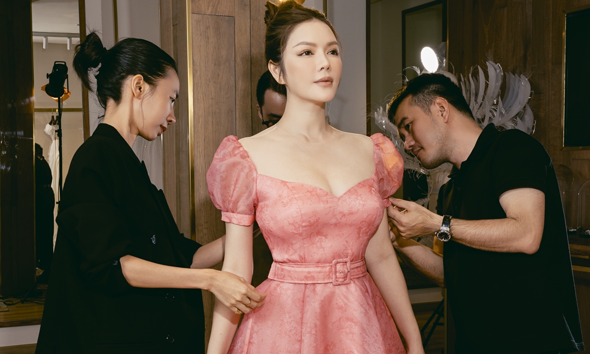 L&yacute; Nh&atilde; Kỳ chi mạnh cho trang phục, phụ kiện khi xuất hiện tại Cannes. C&ocirc; cũng l&agrave; nh&agrave; bảo trợ cho một quỹ điện ảnh nhằm t&ocirc;n vinh, hỗ trọ c&aacute;c nh&agrave; l&agrave;m phim trẻ.