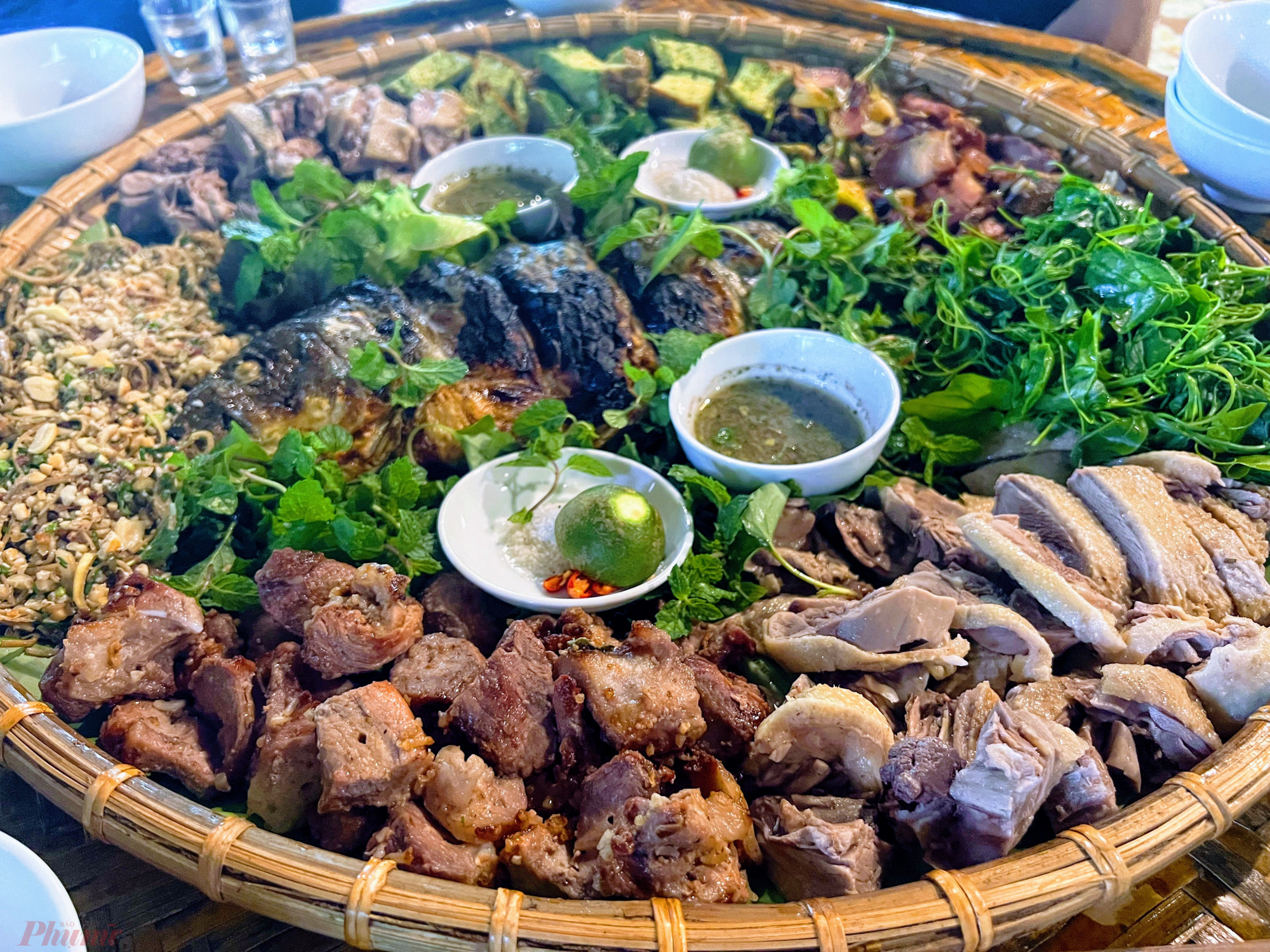 M&oacute;n ăn của người T&agrave;y với c&aacute; bống suối, măng rừng nhồi thịt, trứng r&aacute;n l&aacute; h&ocirc;i, thịt lợn bản nướng ướp mắc kh&eacute;n v&agrave; hạt dổi, nộm rau dớn rừng, canh rau ng&oacute;t rừng&hellip; Thưởng thức ẩm thực địa phương, được nghe người d&acirc;n bản địa chia sẻ về c&aacute;ch chế biến m&oacute;n ăn, cũng như được thưởng thức c&aacute;c điệu m&uacute;a, lời ca truyền thống của c&aacute;c d&acirc;n tộc l&agrave; những trải nghiệm thực sự th&iacute;ch th&uacute; với du kh&aacute;ch.