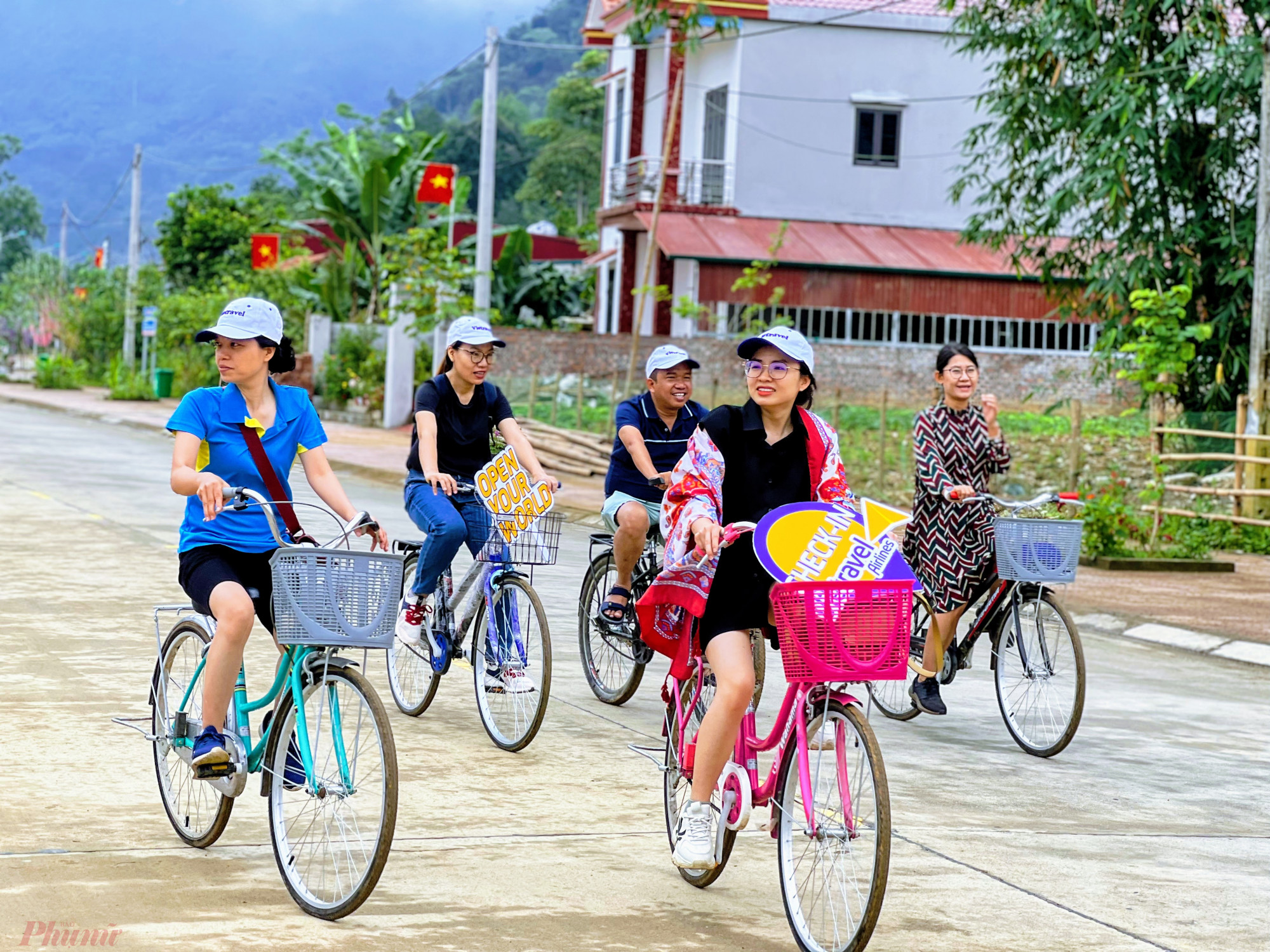 Du kh&aacute;ch sẽ bắt dầu chuyến đi qua những con đường th&ocirc;n ngắm nh&igrave;n cuộc sống của b&agrave; con d&acirc;n tộc T&agrave;y, d&acirc;n tộc chiếm phần lớn tại thị trấn Lang Can.
