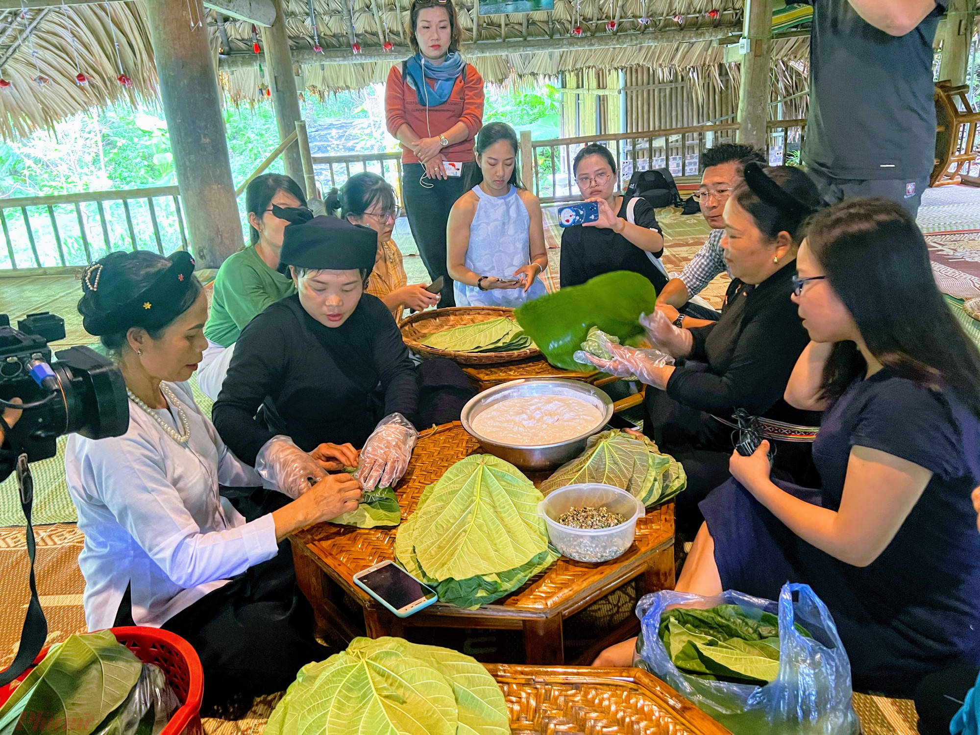 Du kh&aacute;ch ngo&agrave;i được trải nghiệm đạp xe, thưởng thức cảnh đẹp c&ograve;n được t&igrave;m hiểu về n&eacute;t văn h&oacute;a của người d&acirc;n tộc T&agrave;y qua c&aacute;c m&oacute;n b&aacute;nh đặc trưng như l&agrave;m b&aacute;nh d&agrave;y, b&aacute;nh trứng kiến,... để kh&ocirc;ng dừng lại ở việc trải nghiệm điểm đến m&agrave; c&ograve;n c&oacute; th&ecirc;m hiểu biết về văn h&oacute;a bản địa của c&aacute;c d&acirc;n tộc.
