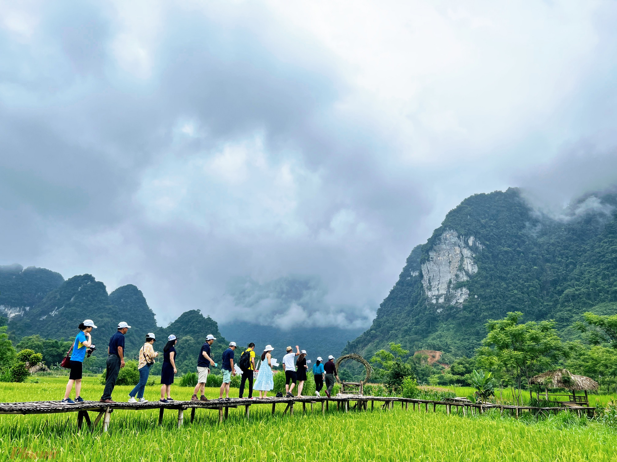 Trao đổi với ch&uacute;ng t&ocirc;i, &ocirc;ng Lương Duy Doanh, chủ homestay Nặm Đ&iacute;p cho biết, ng&agrave;y nay, để ph&aacute;t triển du lịch, gia tăng trải nghiệm cho du kh&aacute;ch, c&aacute;c đơn vị khai th&aacute;c đ&atilde; x&acirc;y dựng những khu, điểm chụp ảnh tr&ecirc;n những canh đồng ven n&uacute;i để du kh&aacute;ch c&oacute; thể chụp ảnh, lưu giữ lại những g&oacute;c đẹp nhất của nơi đ&acirc;y. 