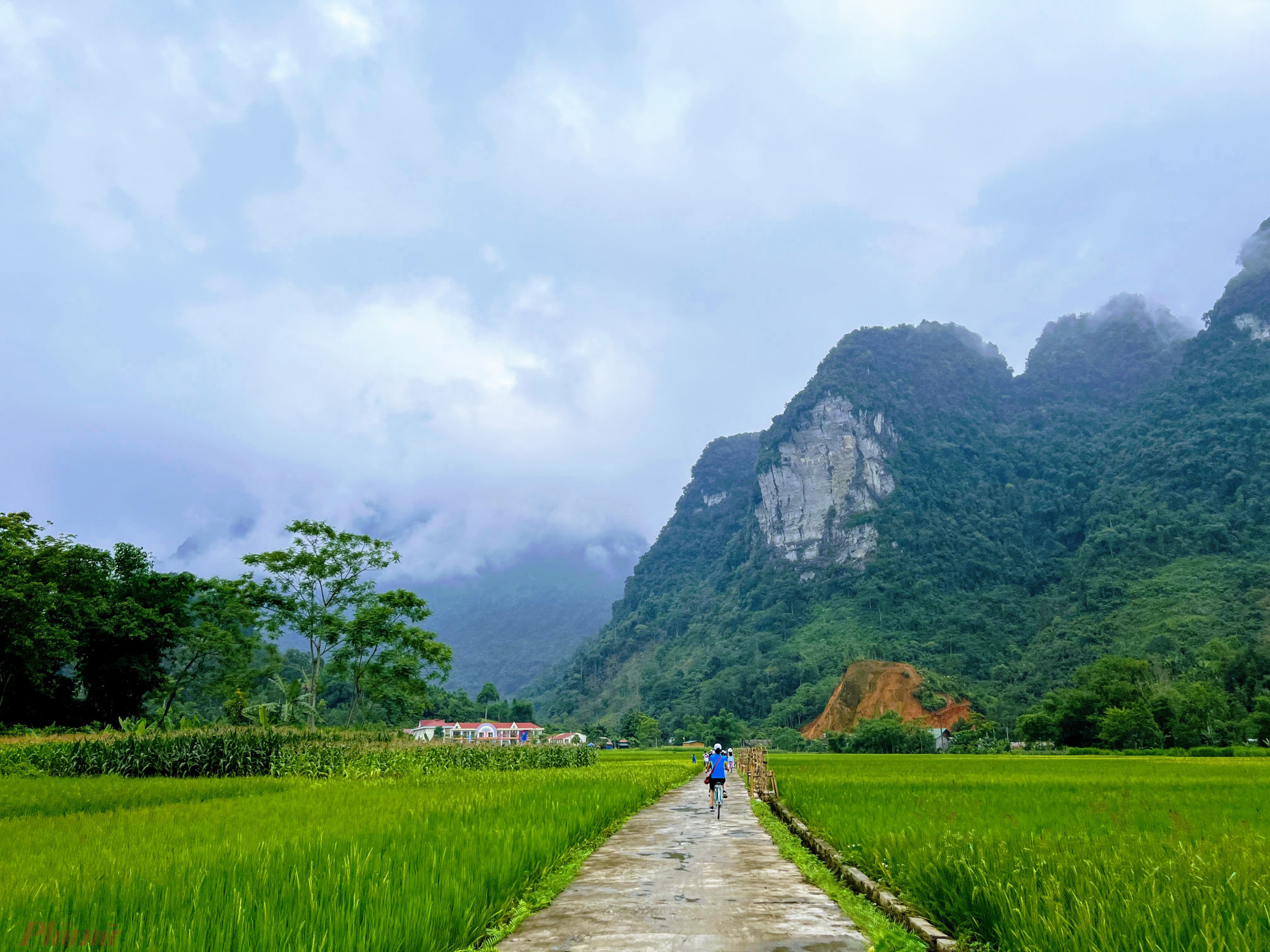 Nếu bạn đ&atilde; qu&aacute; mệt mỏi với 8 giờ đồng hồ ngồi văn ph&ograve;ng, hay cảnh kẹt xe, kh&oacute;i bụi nơi phố thị, th&igrave; chắc chắn thị trấn Lăng Can (Huy&ecirc;n L&acirc;m B&igrave;nh, Tuy&ecirc;n Quang)