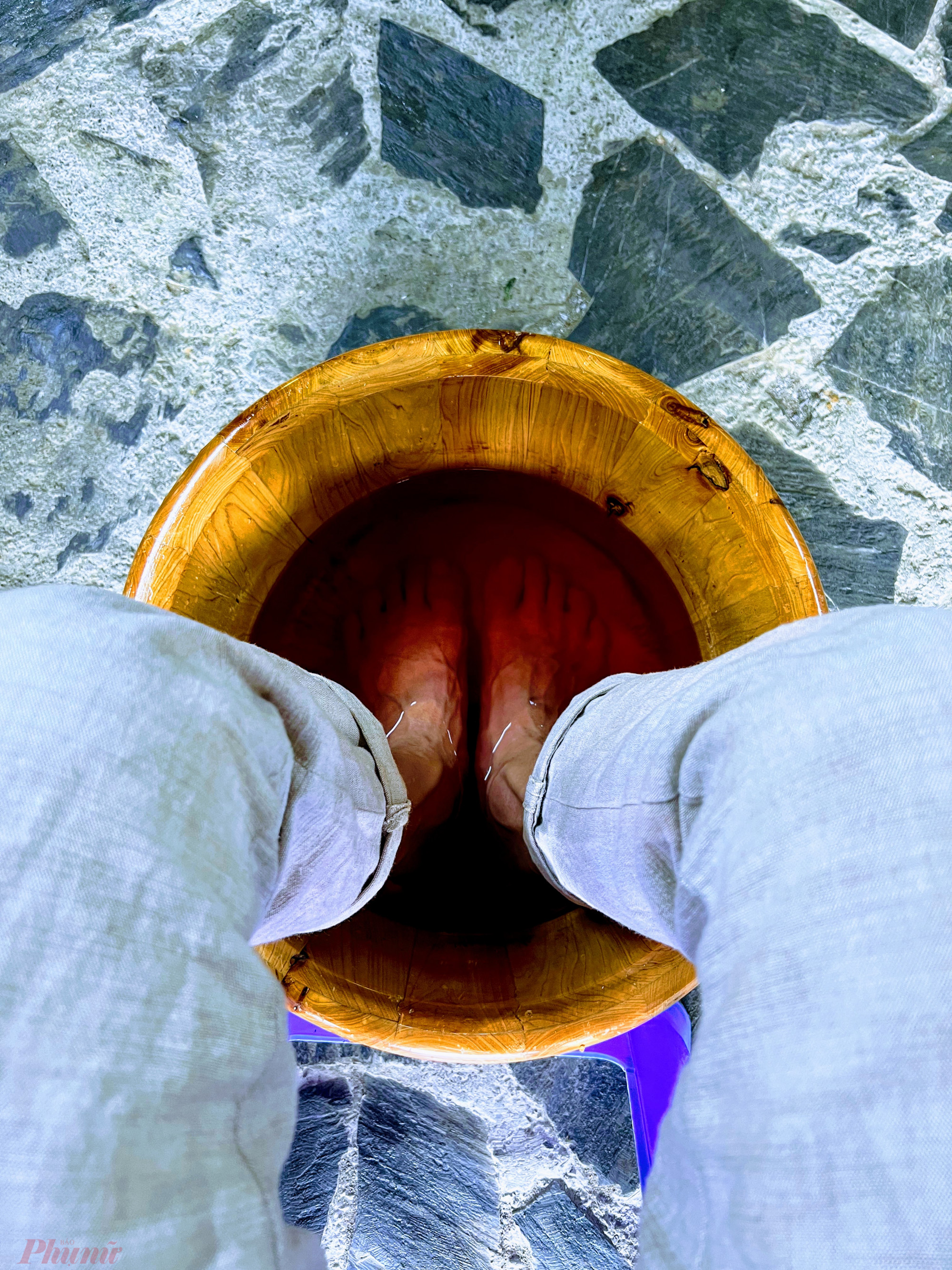 Hay trải nghiệm ng&acirc;m ch&acirc;n bằng l&aacute; thuốc của người Dao.