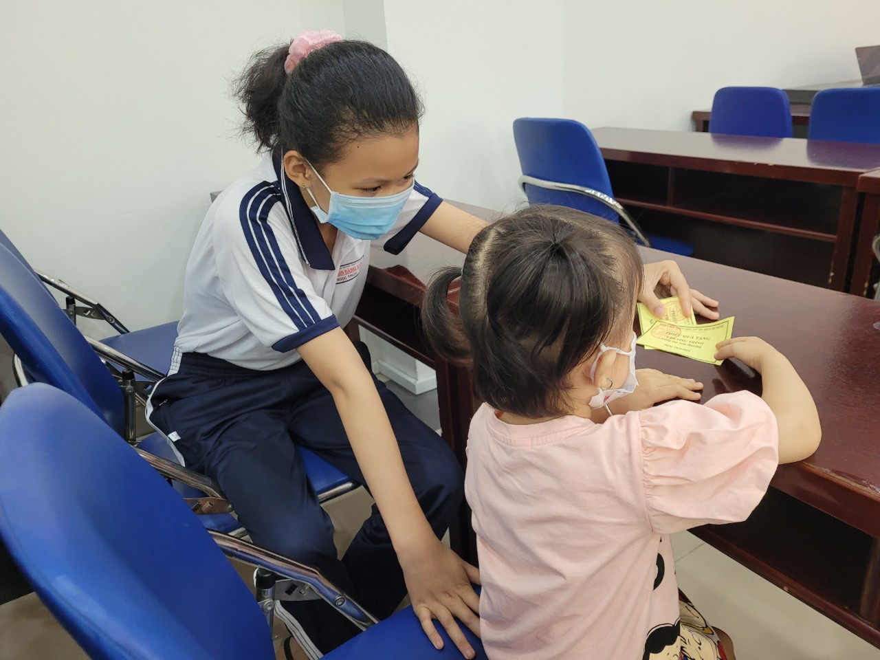 Từ ngày ba mất, cô bé 13 tuổi L.N.T trở thành một người chị trưởng thành, lúc nào cũng doixi theo, bảo ban em