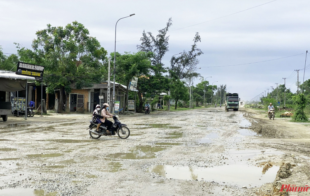 Đoạn đường bị xe tải c&agrave;y n&aacute;t