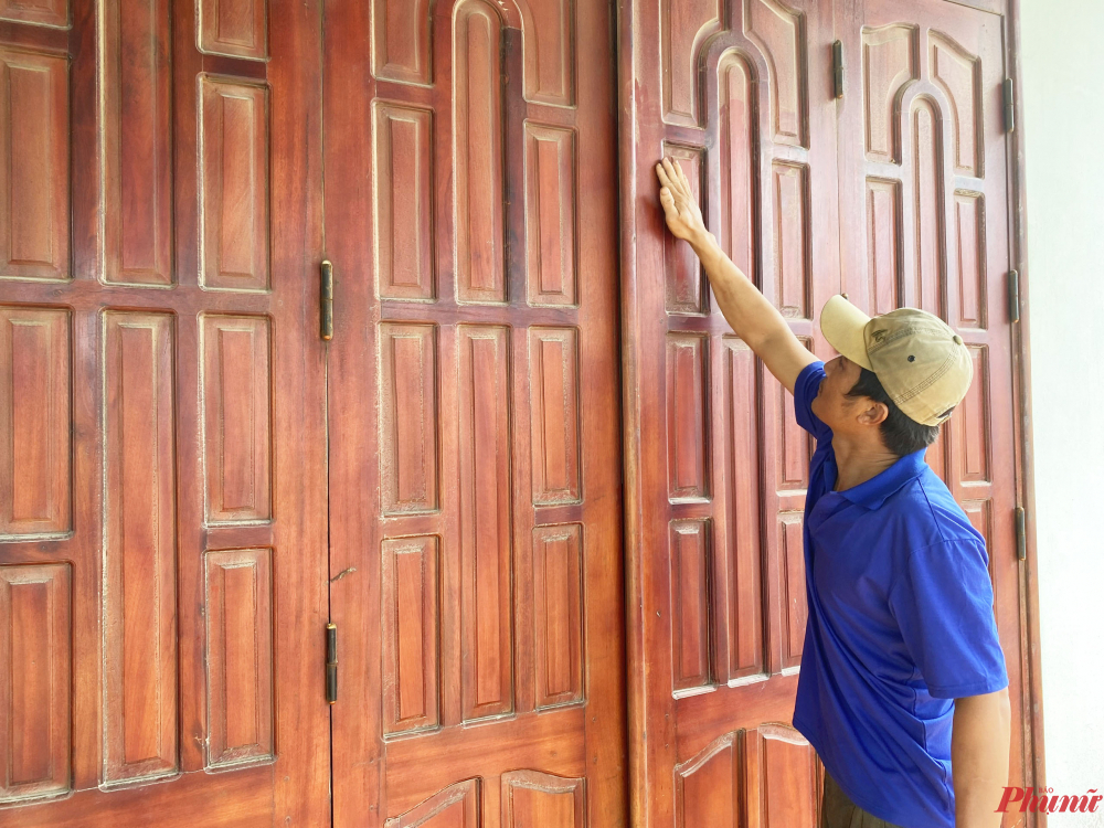 Bụi đất b&aacute;m v&agrave;o nh&agrave; d&acirc;n c&aacute;c vật dụng sinh hoạt rất mất vệ sinh