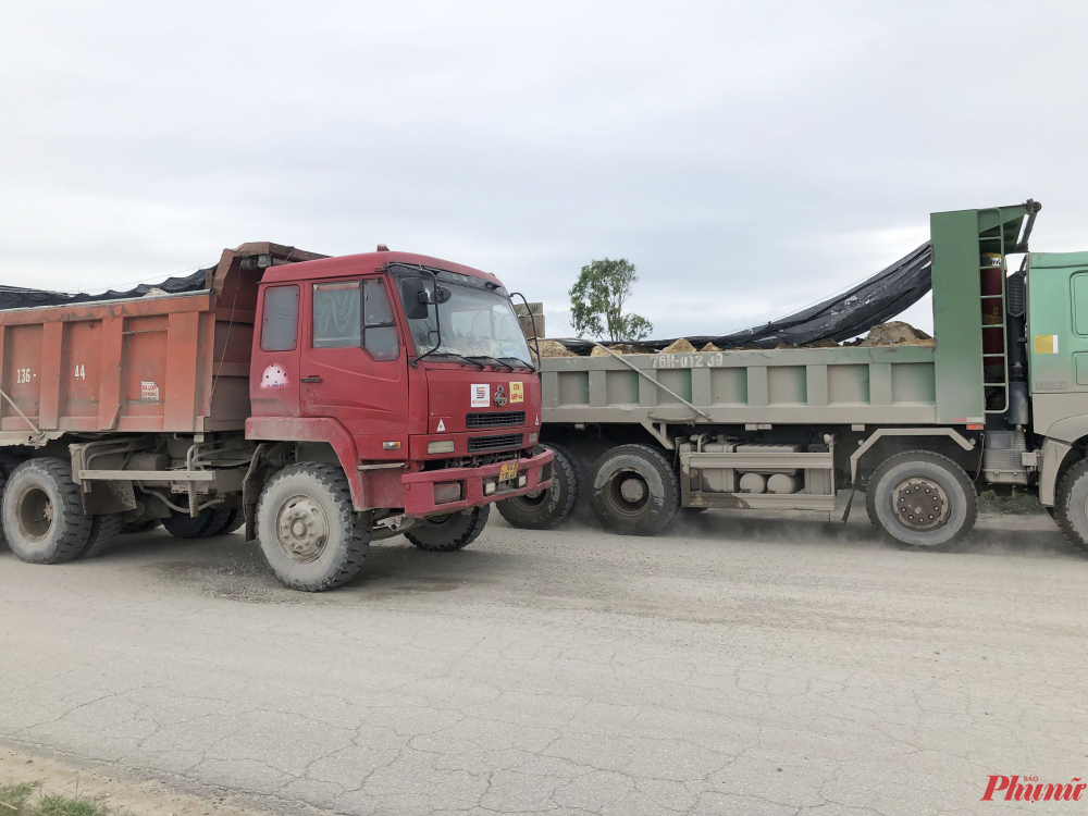 H&agrave;ng trăm lượt xe tải chở đất, đ&aacute; về b&atilde;i lưu chứa