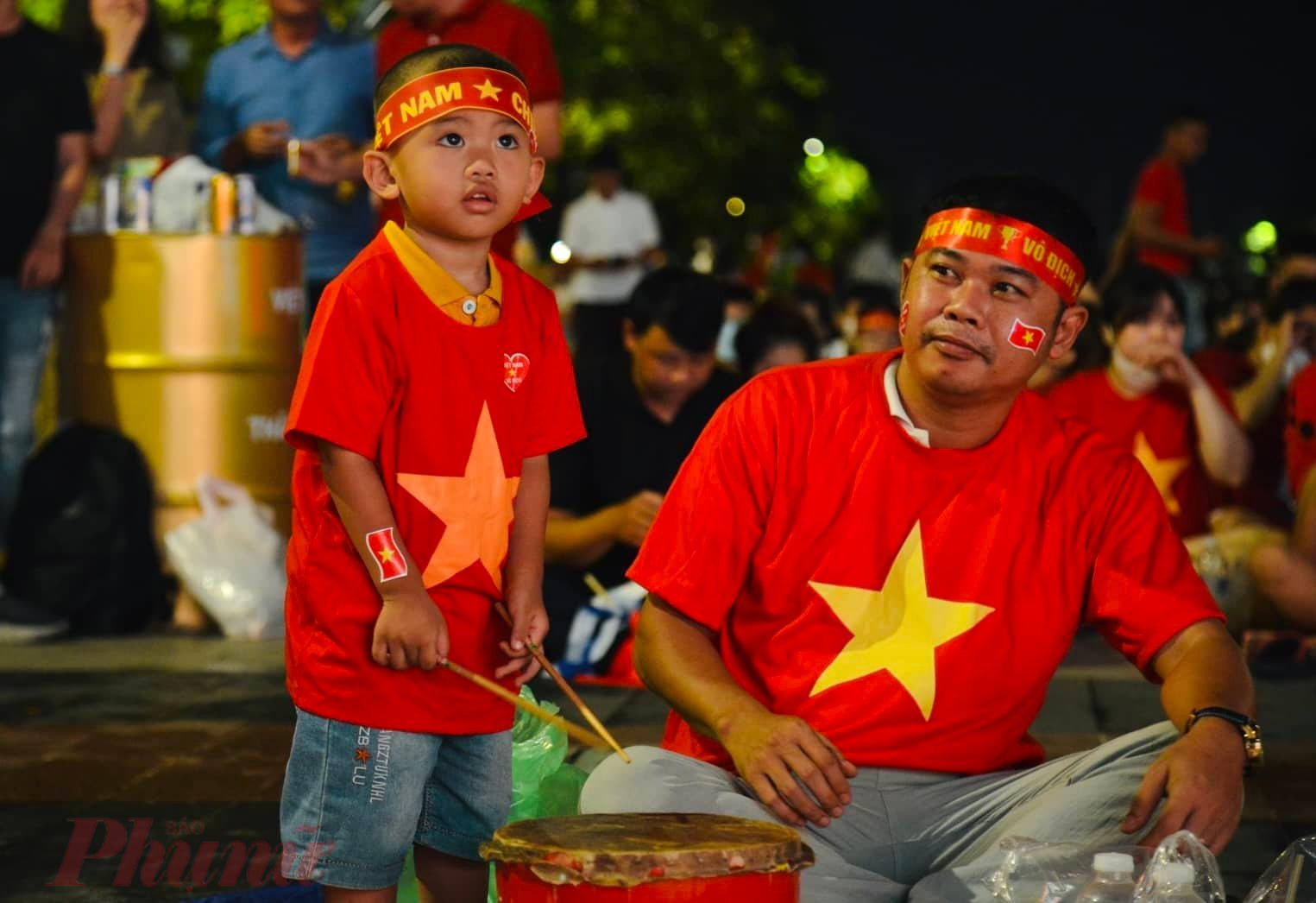 C&oacute; mặt từ 18h để ho&agrave; chung kh&ocirc;ng kh&iacute; trước trận đấu, anh Phạm Hồng Sơn (quận 2, TP Hồ Ch&iacute; Minh) b&agrave;y tỏ tin tưởng: &ldquo;Tuy kh&ocirc;ng c&oacute; cơ hội được đến Việt Tr&igrave; (Ph&uacute; Thọ xem trận đấu trực tiếp, nhưng với kh&ocirc;ng kh&iacute; cuồng nhiệt m&agrave; h&agrave;ng ngh&igrave;n cổ động vi&ecirc;n tạo ra tại đ&acirc;y, t&ocirc;i tin c&aacute;c cầu thủ của ch&uacute;ng ta sẽ cảm nhận được v&agrave; thi đấu tốt. Malaysia thực sự l&agrave; đối thủ rất kh&oacute; chịu, nhưng t&ocirc;i tin đội tuyển ch&uacute;ng ta sẽ vượt qua để tiến v&agrave;o chung kết để bảo vệ th&agrave;nh c&ocirc;ng chức v&ocirc; địch&rdquo;.&nbsp;