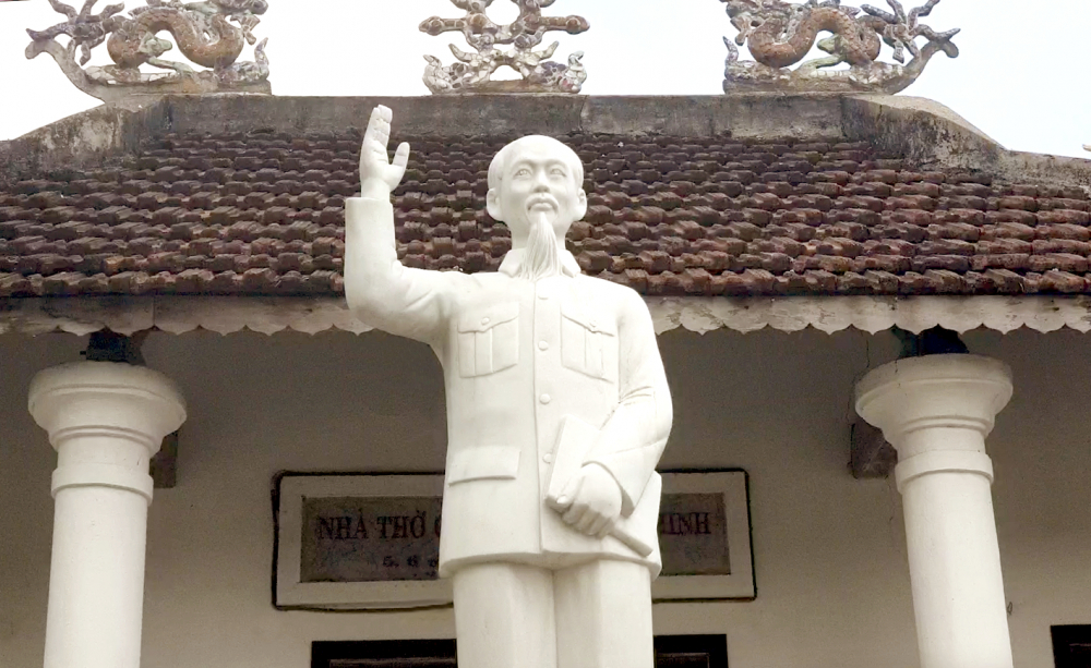 Nh&agrave; thờ B&aacute;c Hồ v&agrave; c&aacute;c bậc tiền hiền được x&acirc;y dựng trong khu&ocirc;n vi&ecirc;n nh&agrave; cụ Th&ocirc;ng