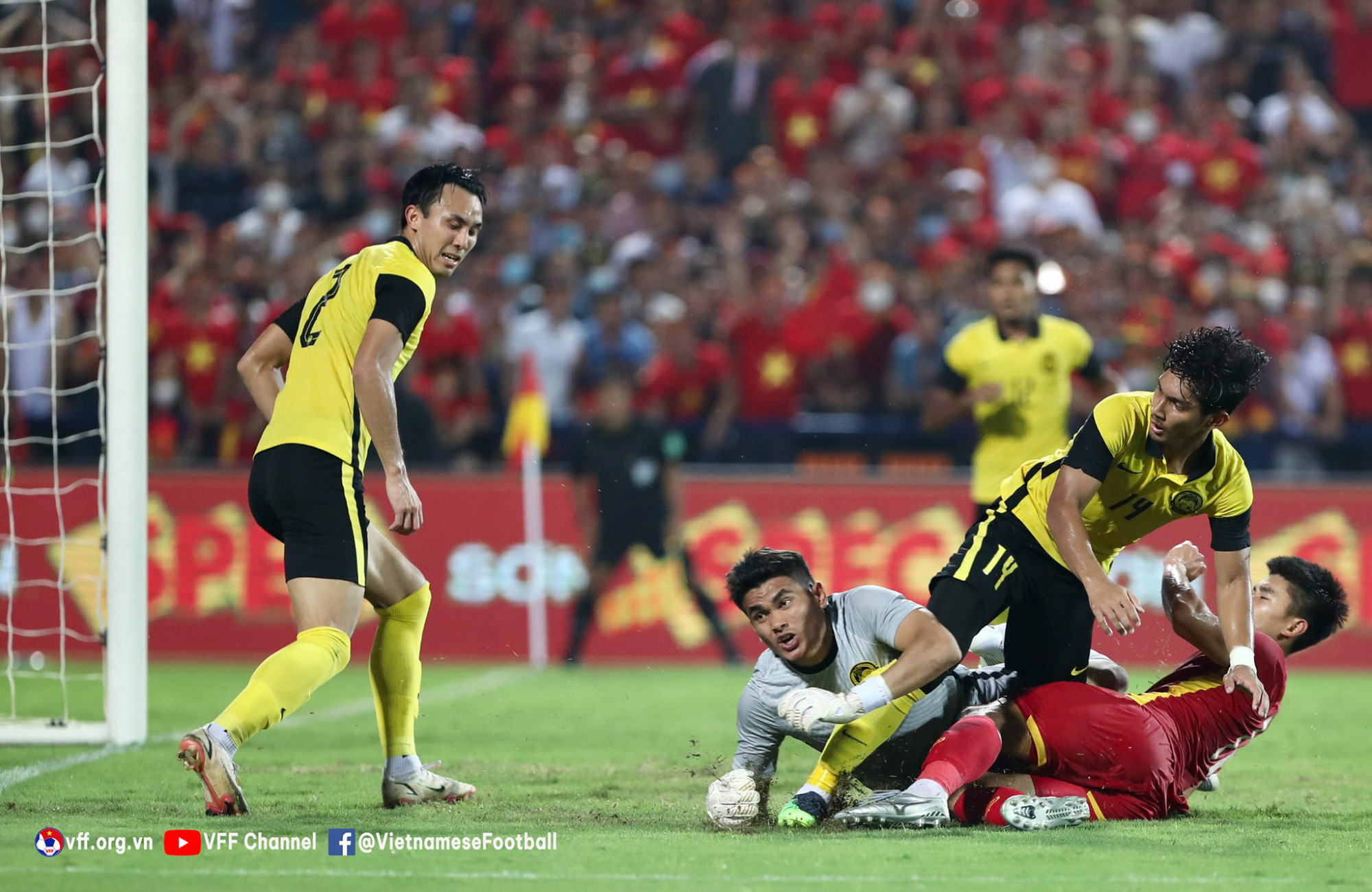 U23 Malaysia ph&ograve;ng ngự số đ&ocirc;ng, ngăn chặn hầu hết c&aacute;c t&igrave;nh huống tấn c&ocirc;ng của Việt Nam. Ảnh: VFF