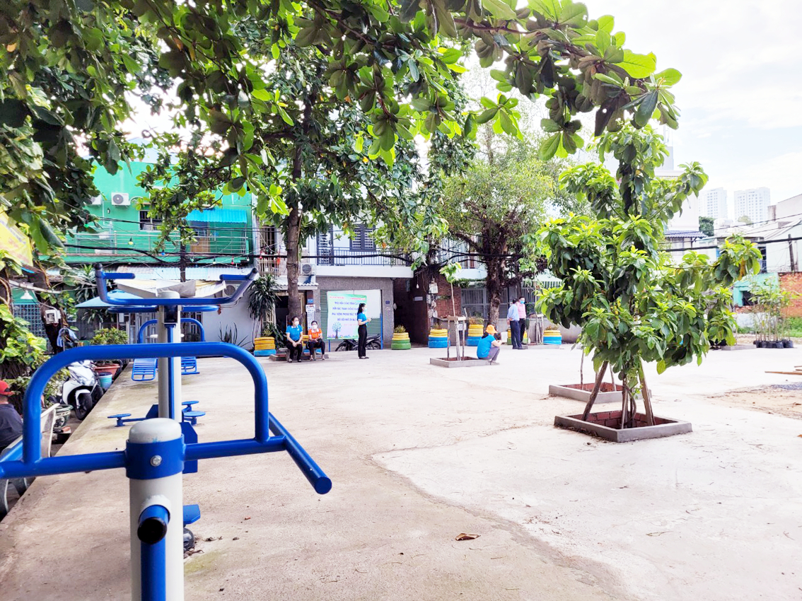 Một g&oacute;c c&ocirc;ng vi&ecirc;n đ&atilde; được h&igrave;nh th&agrave;nh từ b&atilde;i r&aacute;c khổng lồ ở khu Đại Thắng
