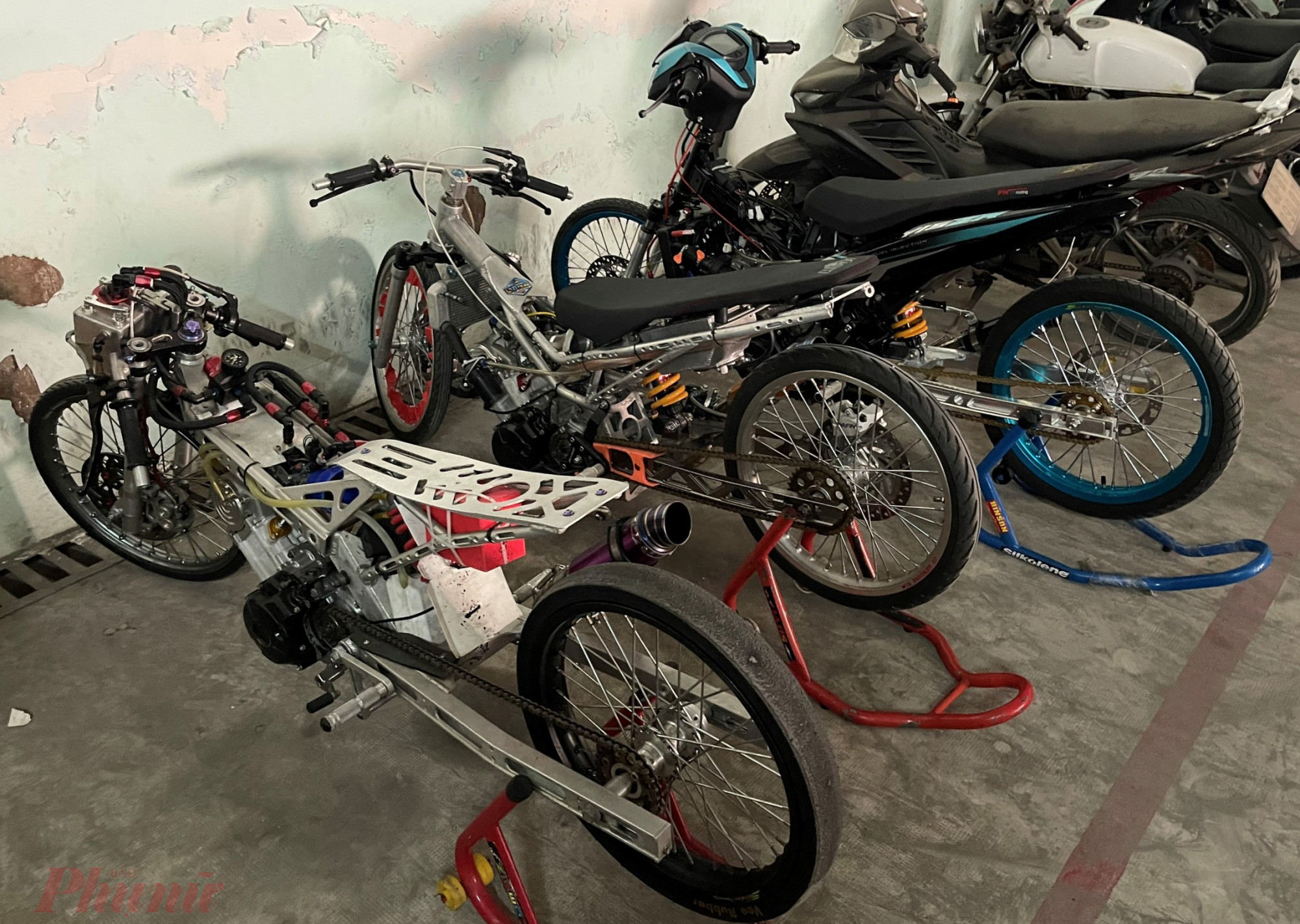 Hơn 20 x&ecirc; độ h&igrave;nh th&ugrave; qu&aacute;i lạ được C&ocirc;ng an tạm giữ