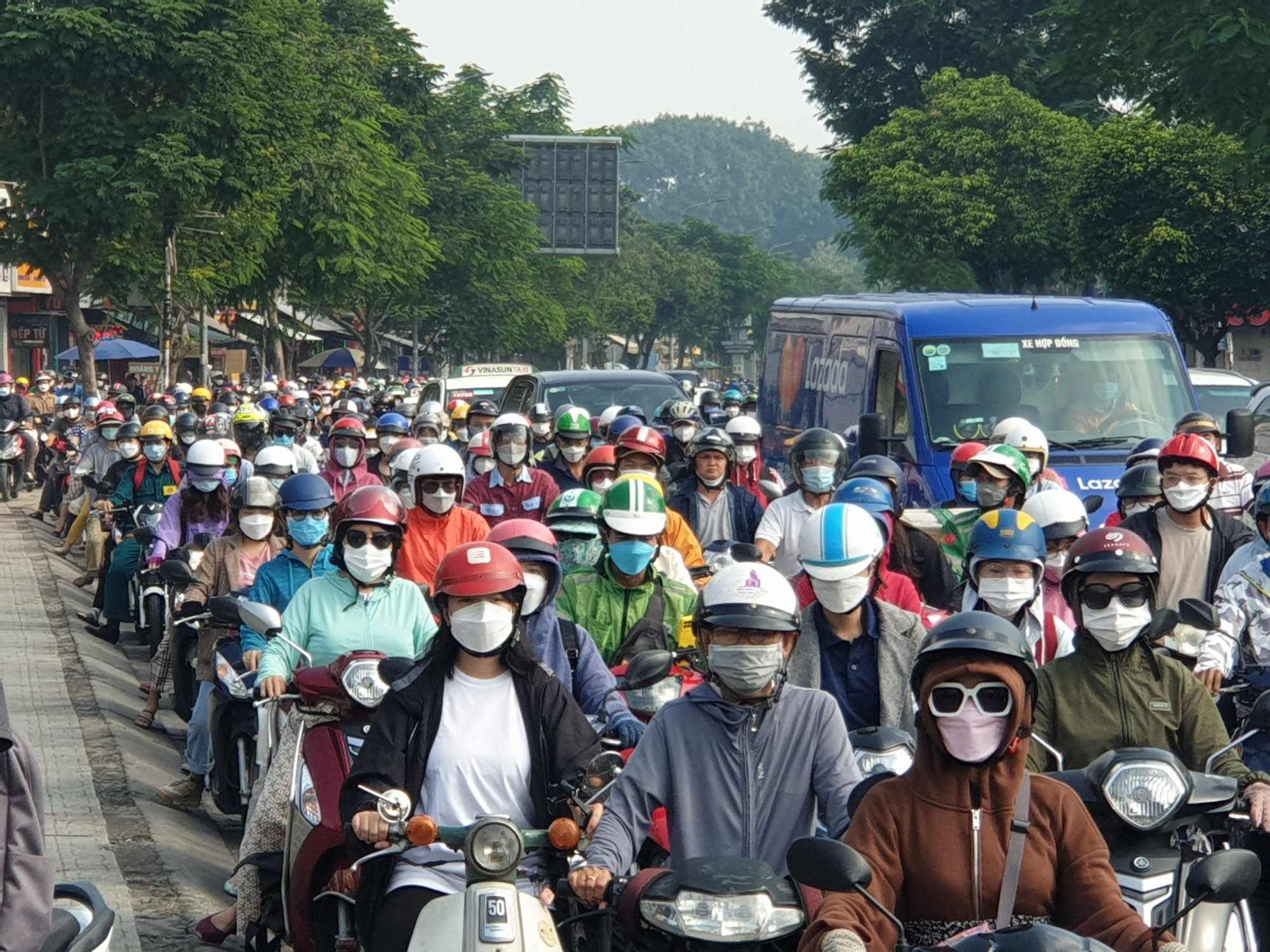 Phương tiện xếp h&agrave;ng d&agrave;i tr&ecirc;n đường Nguyễn Oanh hướng v&agrave;o s&acirc;n bay T&acirc;n Sơn Nhất