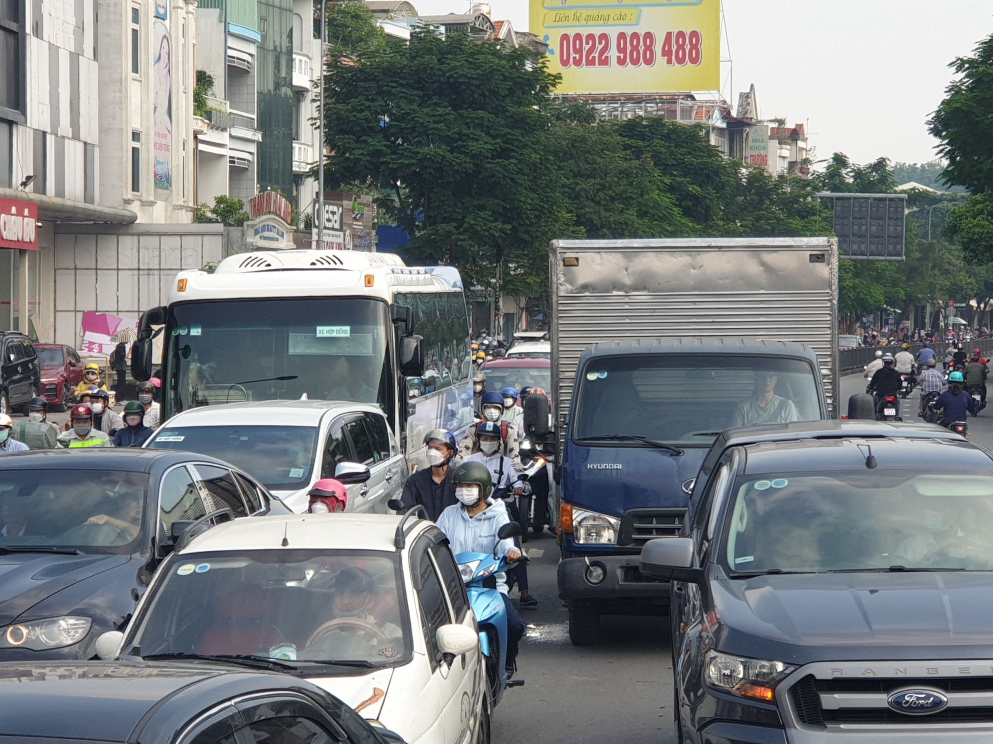 Kẹt xe qua khu vực xuất hiện hố tử thần