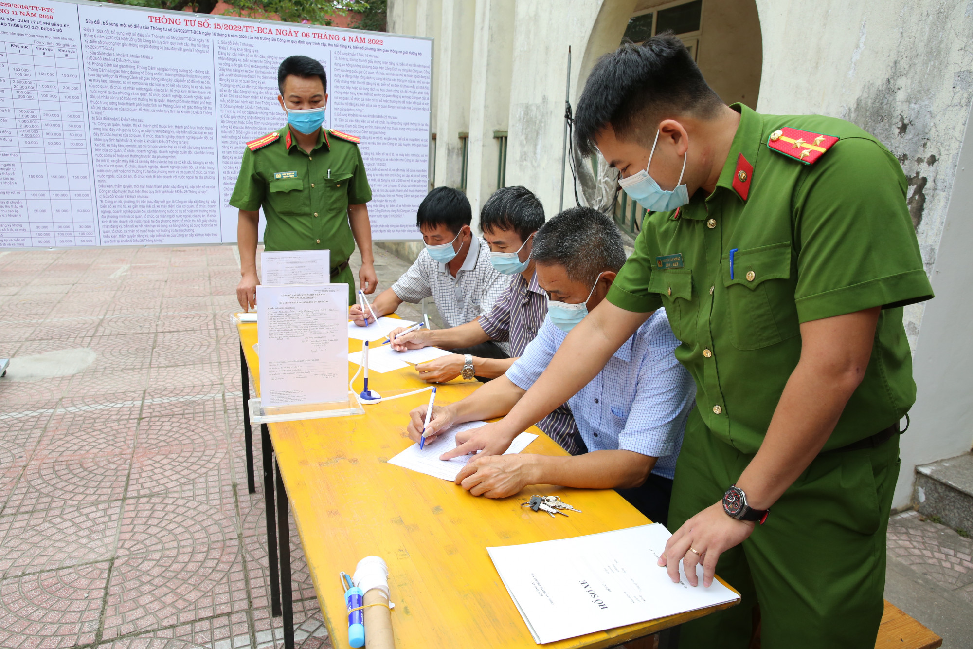Theo Th&ocirc;ng tư số 15 của Bộ C&ocirc;ng an, từ h&ocirc;m nay (21/5), người d&acirc;n c&oacute; thể đến c&ocirc;ng an x&atilde; để thực hiện c&aacute;c thủ tục đăng k&yacute;, cấp biển số đối với xe m&ocirc; t&ocirc;, xe gắn m&aacute;y (kể cả xe m&aacute;y điện).