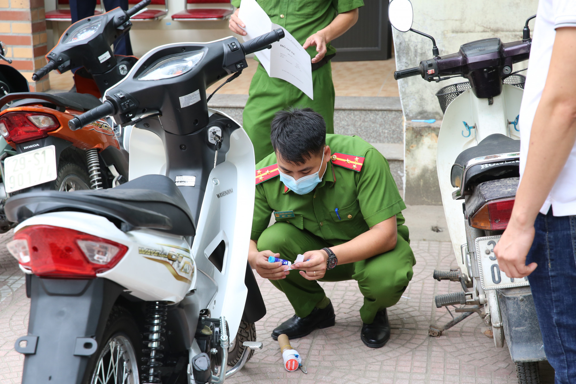 Để c&ocirc;ng an x&atilde; được quyền đăng k&yacute;, cấp biển số xe m&aacute;y, trong ba năm liền kề gần nhất, địa phương phải c&oacute; số lượng đăng k&yacute; mới từ 250 xe m&ocirc; t&ocirc;, xe gắn m&aacute;y (kể cả xe m&aacute;y điện) trở l&ecirc;n trong một năm.