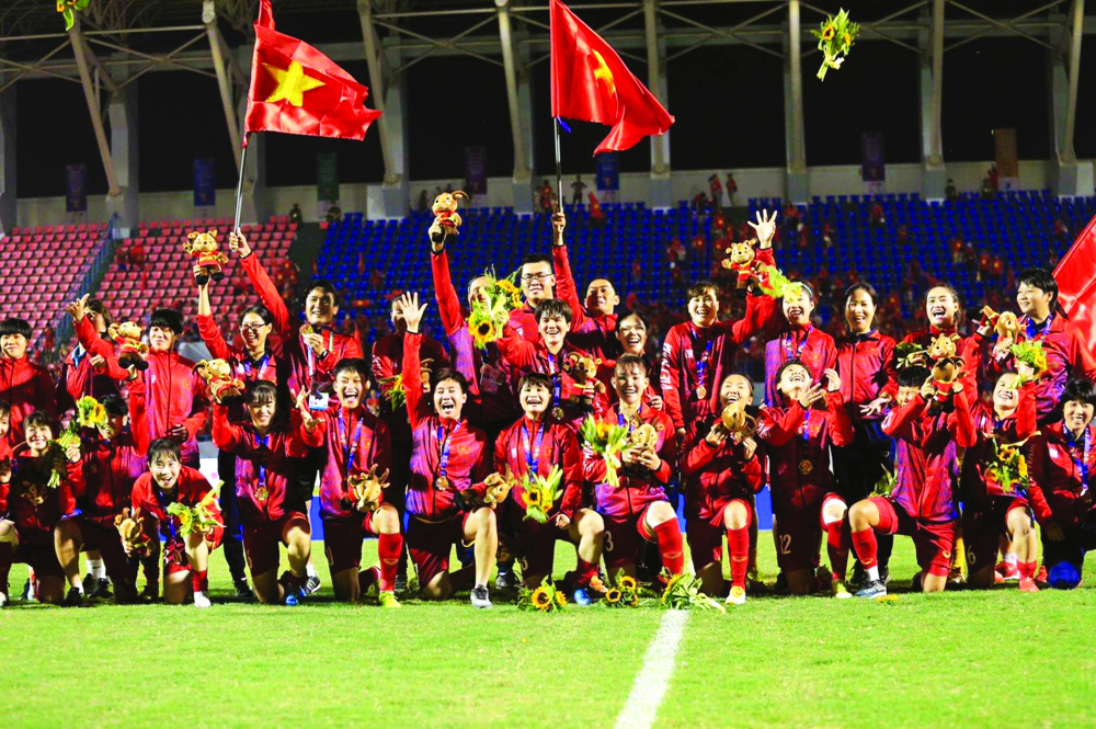 Niềm vui của c&aacute;c &ldquo;c&ocirc; g&aacute;i V&agrave;ng&rdquo; Việt Nam sau khi bảo vệ ng&ocirc;i Hậu tại SEA Games 31 ẢNH: BẢO KHANG