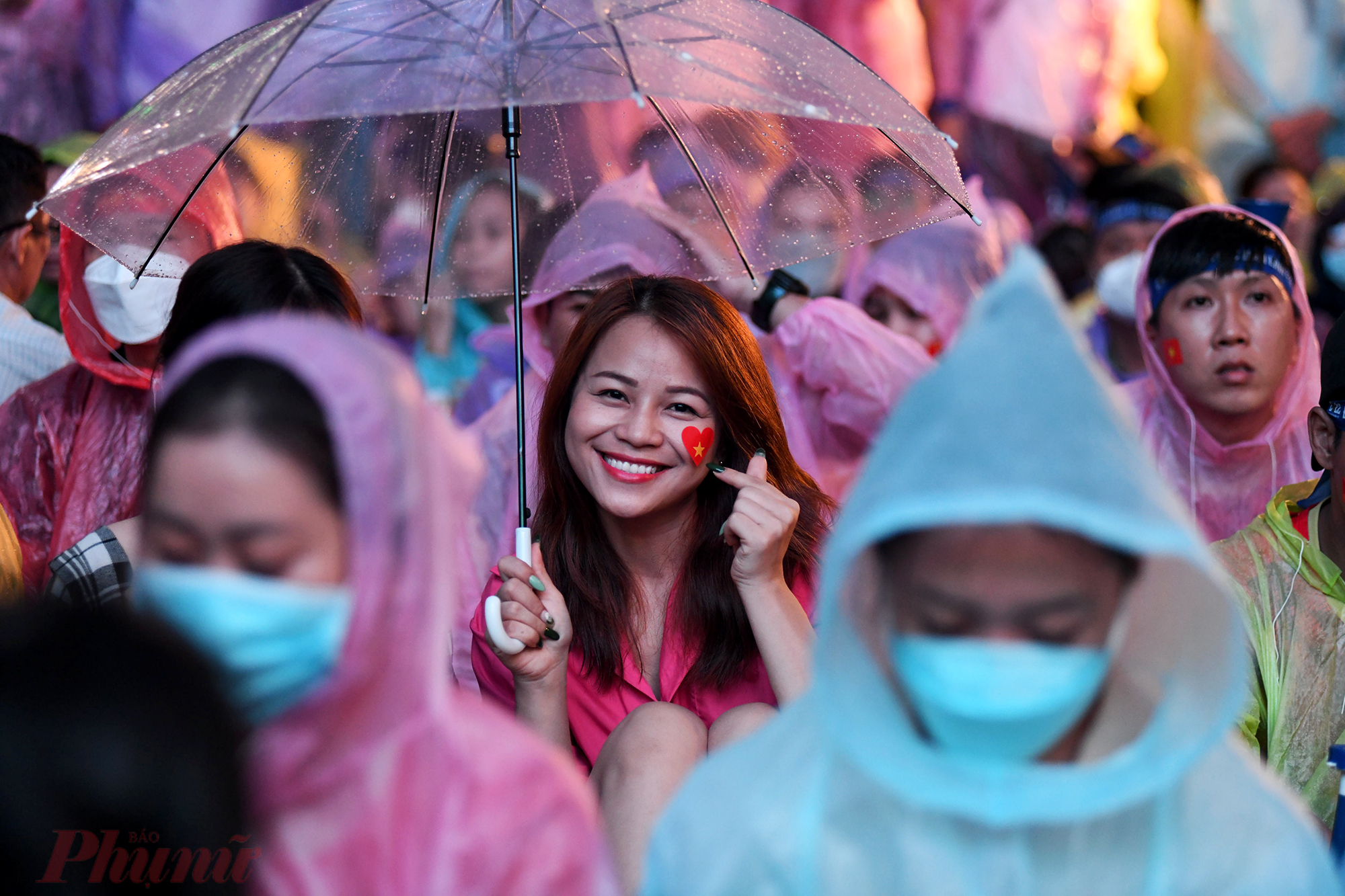 Qu&yacute;, 20 tuổi c&ugrave;ng bạn đến phố đi bộ để cổ vũ đội tuyển U23 Việt Nam. 'Mấy trận trước em đều sắp xếp thời gian để đi cổ vũ, em tin chắc đội tuyển sẽ gi&agrave;nh tấm HCV Seagame', c&ocirc; g&aacute;i n&oacute;i.