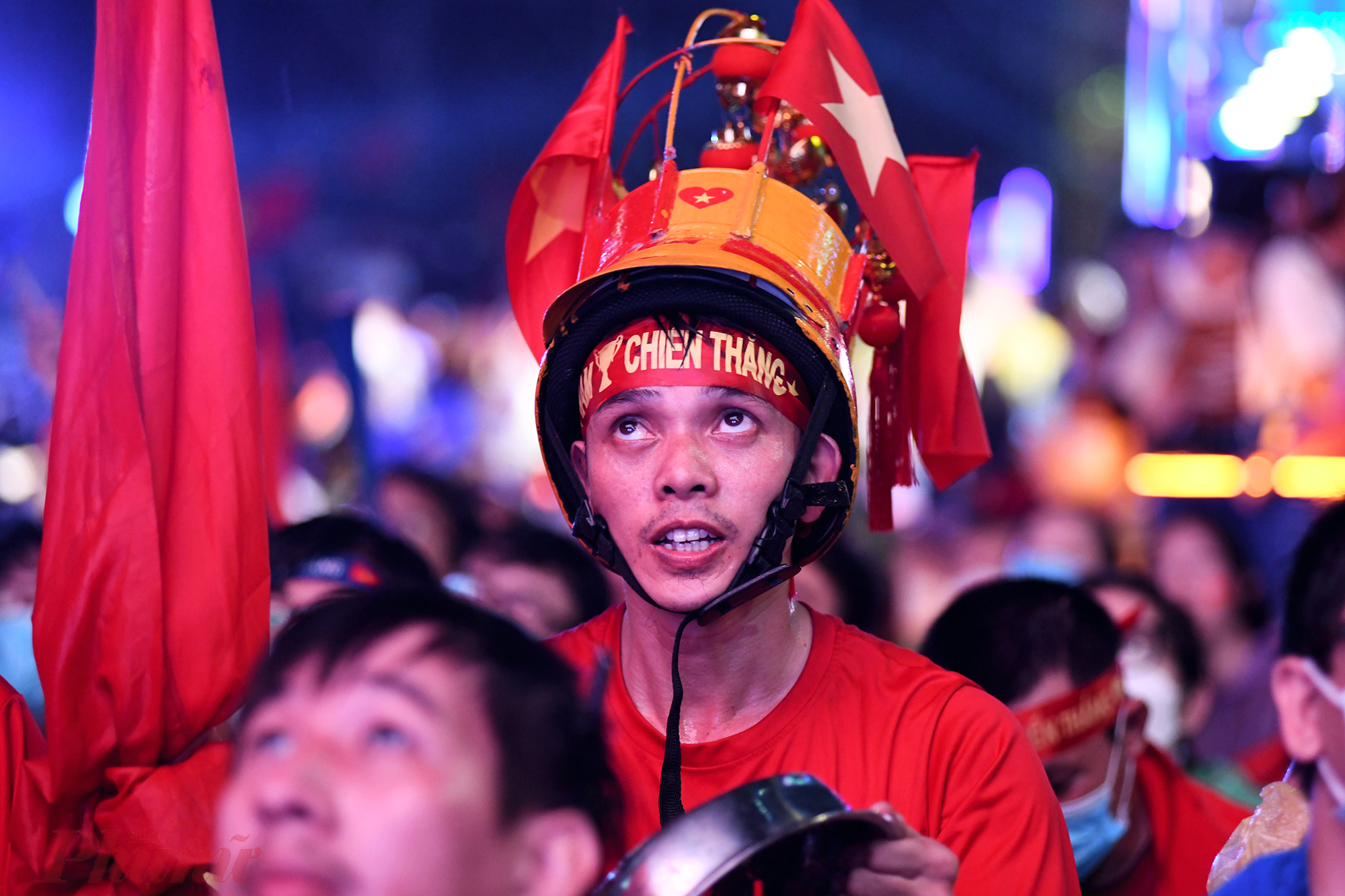 Một người h&acirc;m mộ tự chế chiếc mũ c&oacute; gắn cờ, c&uacute;p v&agrave;ng.