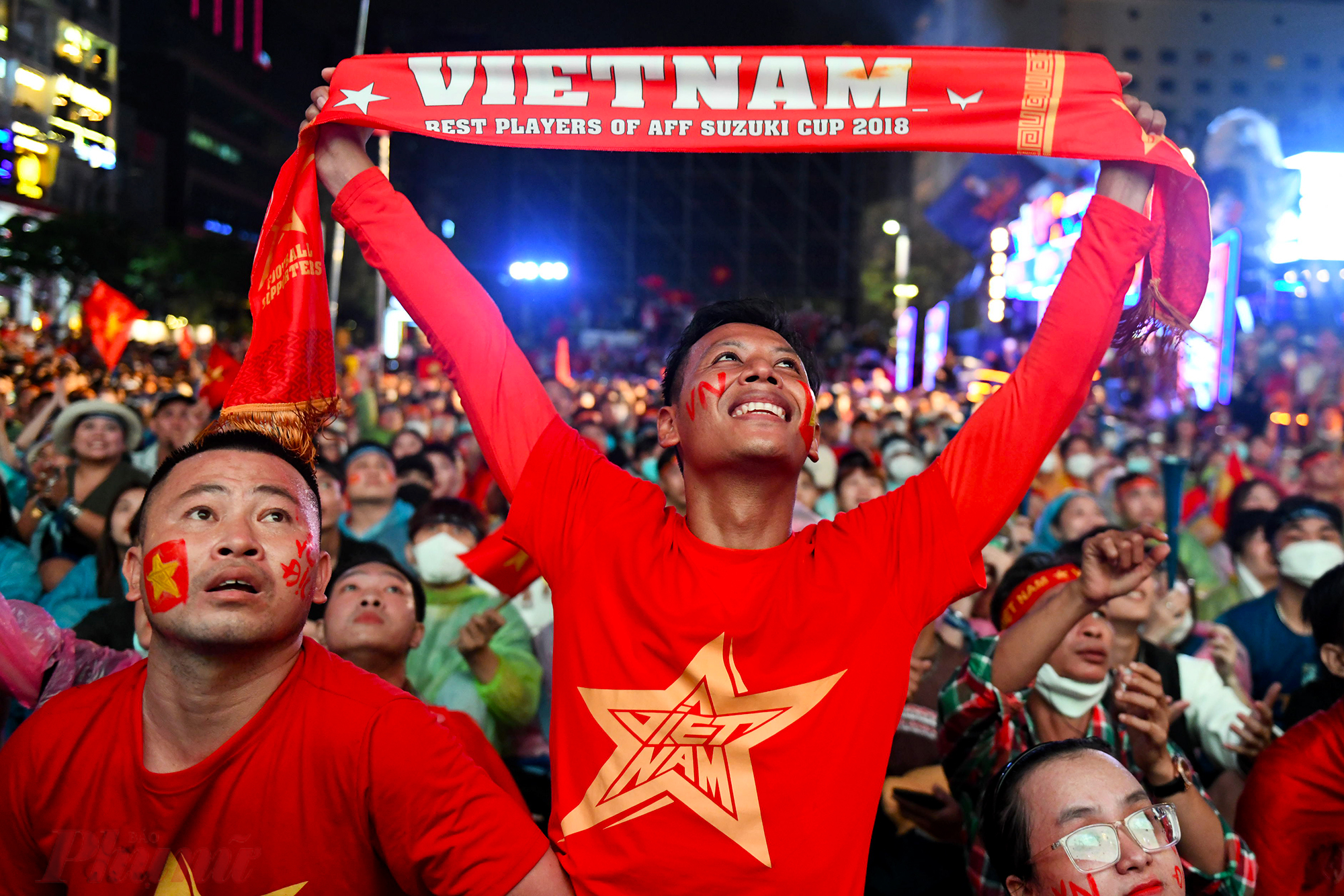 Nhiều cổ động vi&ecirc;n sắm cờ, quạt mang theo.