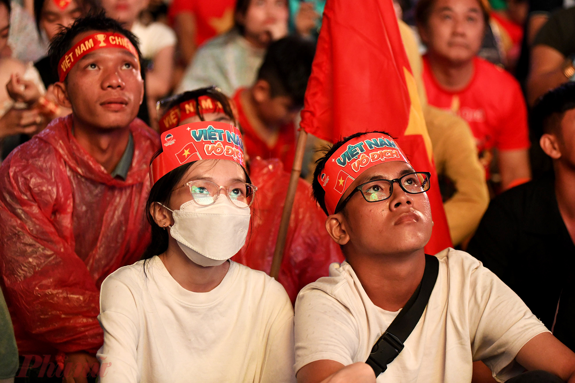 Nhiều cặp đ&ocirc;i chọn phố đi bộ c&ugrave;ng xem b&oacute;ng đ&aacute; thay v&igrave; hẹn h&ograve; v&agrave;o dịp cuối tuần.
