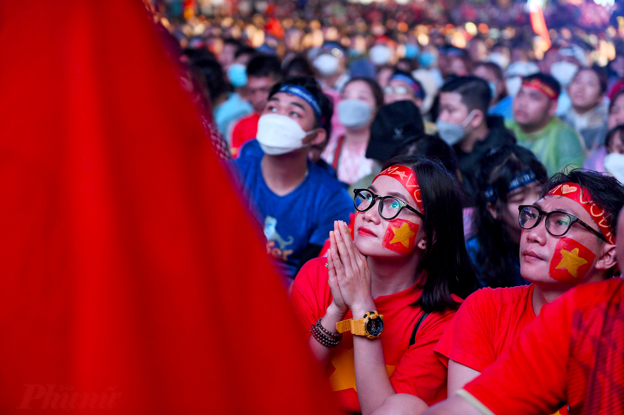 Những t&igrave;nh huống l&ecirc;n b&oacute;ng của U23 Th&aacute;i Lan đe doạ khung th&agrave;nh thủ m&ocirc;n Văn Toản khiến kh&ocirc;ng &iacute;t cổ động vi&ecirc;n lo lắng, hồi hộp.