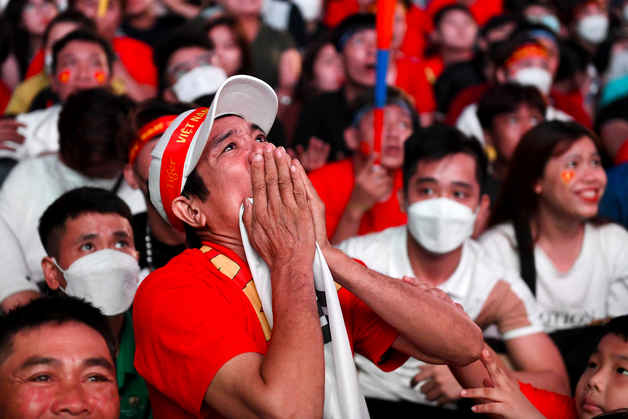 Một người h&acirc;m mộ &ocirc;m mặt tiếc nuối trước pha b&oacute;ng h&atilde;m th&agrave;nh của Tiến Linh ở cuối hiệp một trận đấu.