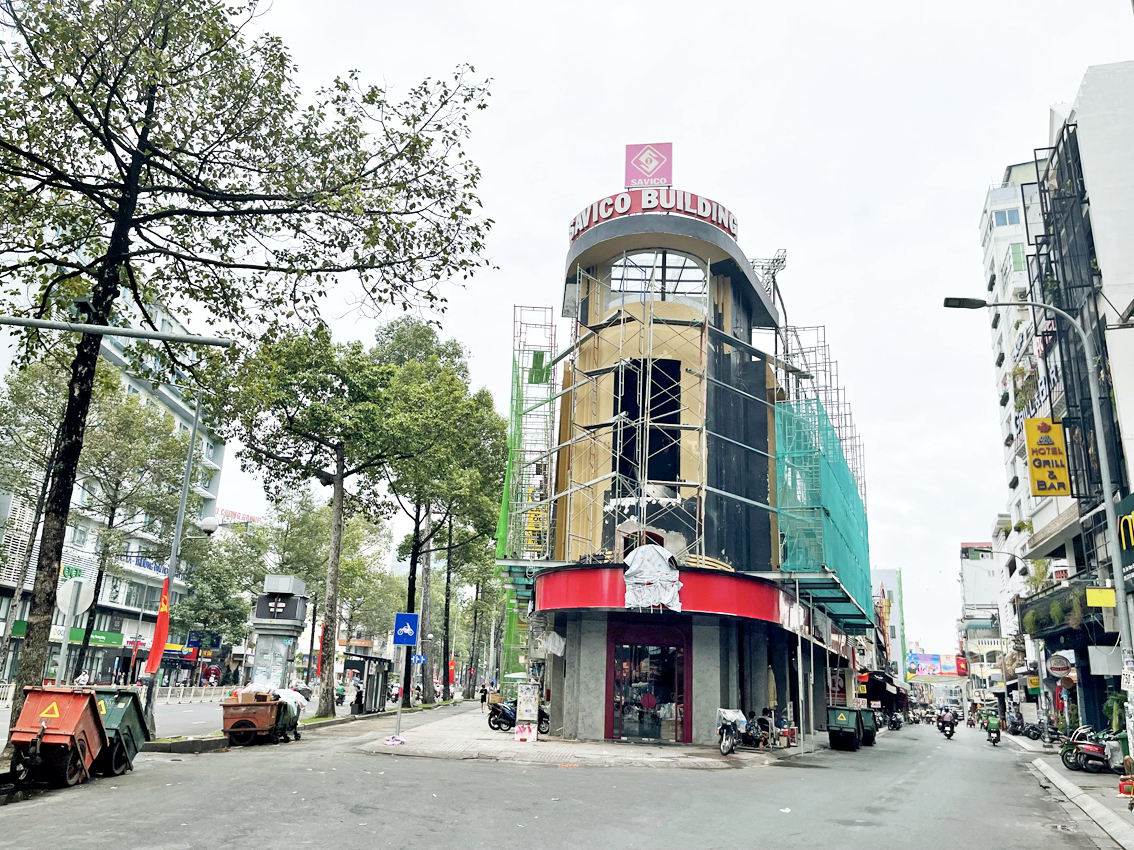 Nhiều mặt bằng ở Q.1, TP.HCM đang được khẩn trương sửa chữa, thiết kế để đưa v&agrave;o kinh doanh - ẢNH: B.T.