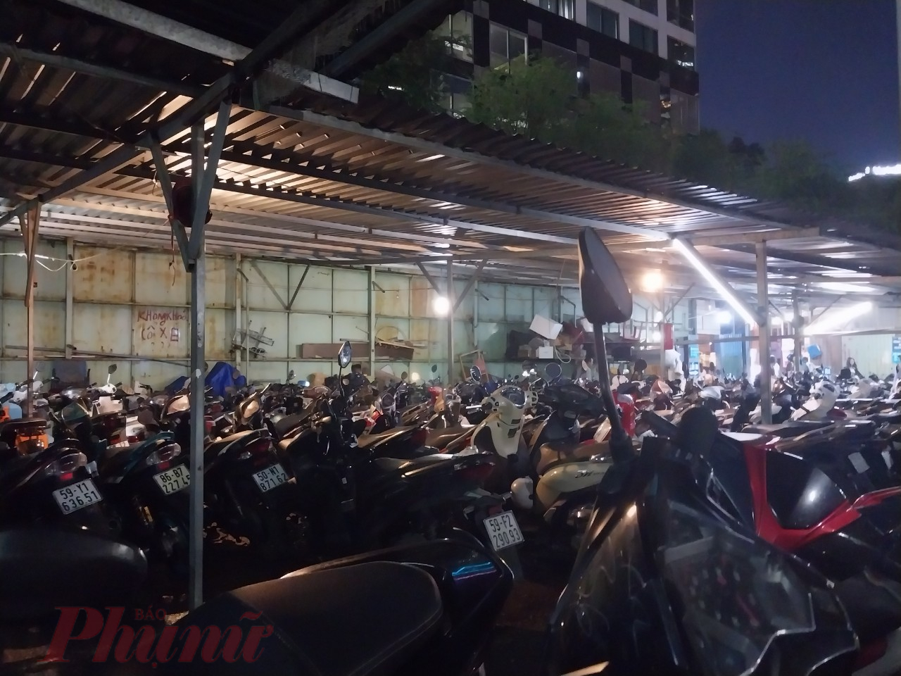 Xe m&aacute;y bị nhồi nh&eacute;t trong b&atilde;i xe, người gửi phải tự lấy khi c&aacute;c nh&acirc;n vi&ecirc;n v&ocirc; tư nhồi nh&eacute;t xe kh&aacute;ch 