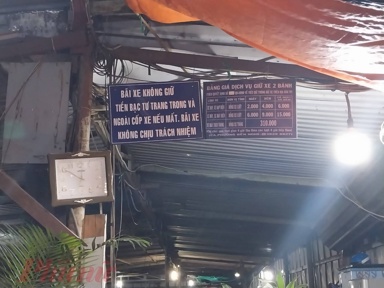 Gi&aacute; tiền nh&acirc;n vi&ecirc;n lấy của kh&aacute;ch kh&ocirc;ng hề đ&uacute;ng với bảng gi&aacute; ni&ecirc;m yết trước b&atilde;i gửi xe