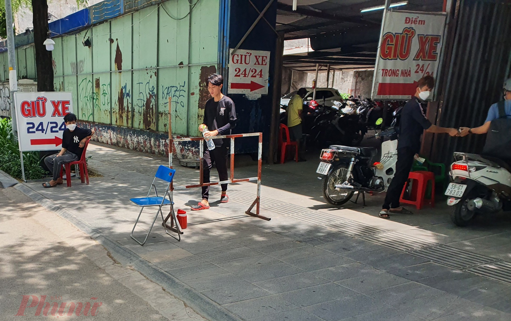 C&aacute;c b&atilde;i xe n&agrave;y thường c&oacute; nhiều nh&acirc;n vi&ecirc;n đứng b&ecirc;n ngo&agrave;i nhận nhiệm vụ ch&egrave;o k&eacute;o kh&aacute;ch gửi xe. Tuy nhi&ecirc;n, khi lấy xe th&igrave; kh&aacute;ch phải... tự lo