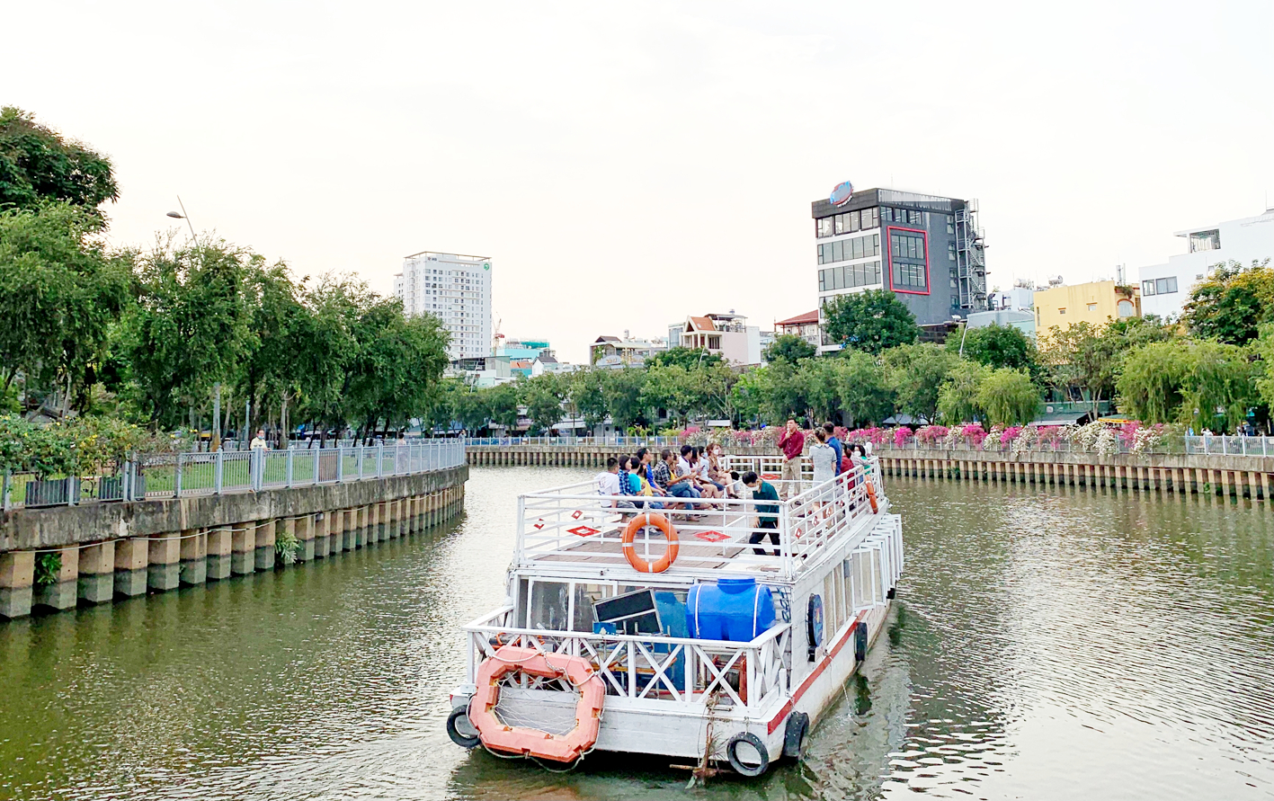 Tuyến du lịch đường thủy tr&ecirc;n k&ecirc;nh Nhi&ecirc;u Lộc - Thị Ngh&egrave; hiện đang mất kh&aacute;ch v&igrave; bến đ&oacute;n trả kh&aacute;ch kh&ocirc;ng được mở phục vụ nước uống, nh&agrave; vệ sinh - ẢNH: P.T.
