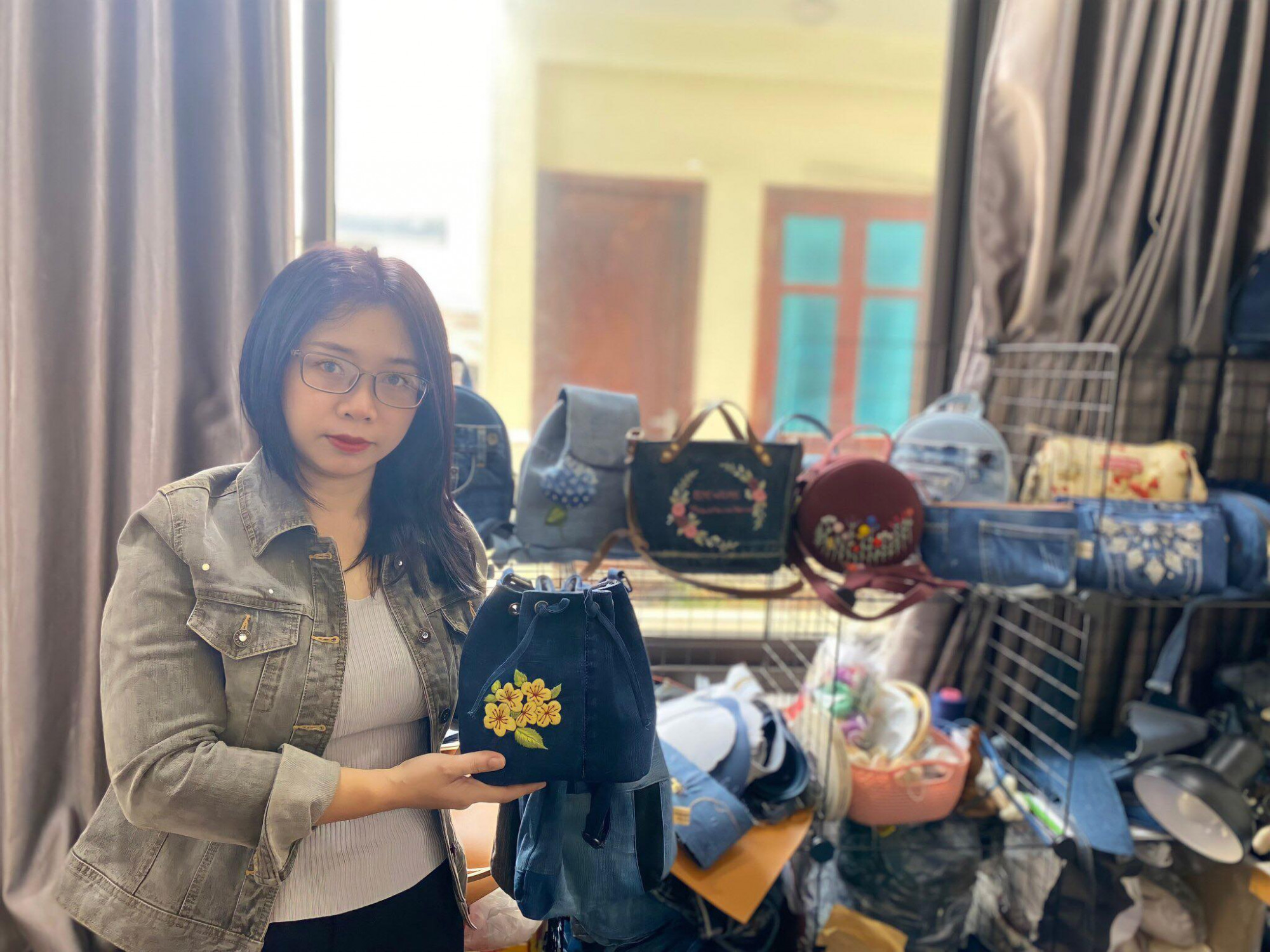 Ng&acirc;n v&agrave; sản phẩm từ quần jean cũ