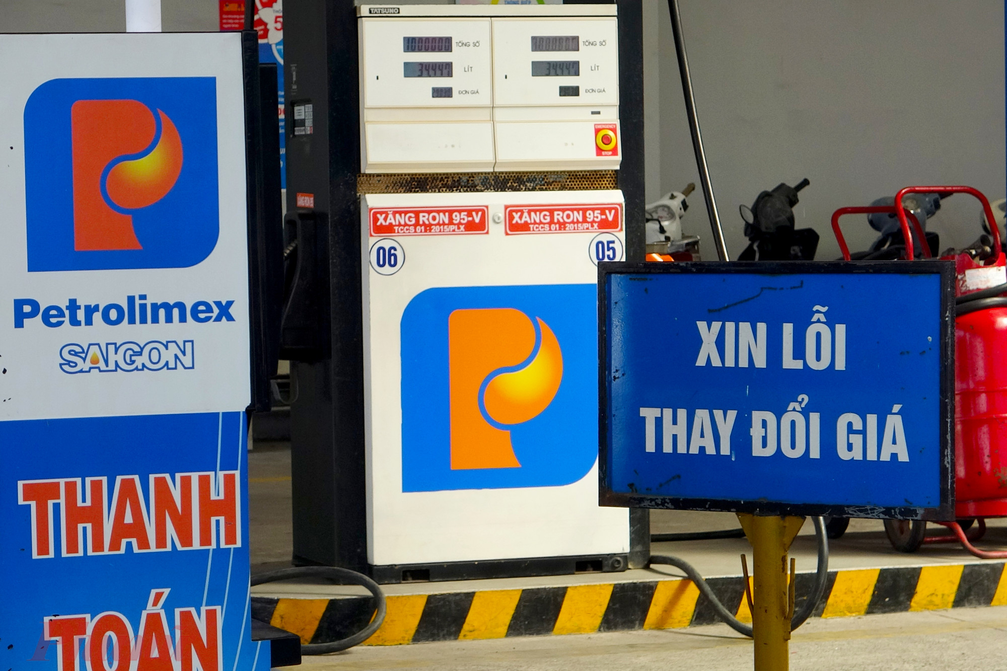 Gi&aacute; xăng được Bộ C&ocirc;ng thương th&ocirc;ng b&aacute;o l&ugrave;i ng&agrave;y điều chỉnh gi&aacute; đến 15g ng&agrave;y 23/5, do kỳ điều h&agrave;nh gi&aacute; ng&agrave;y 21/5 rơi v&agrave;o ng&agrave;y cuối tuần - Ảnh: Minh An