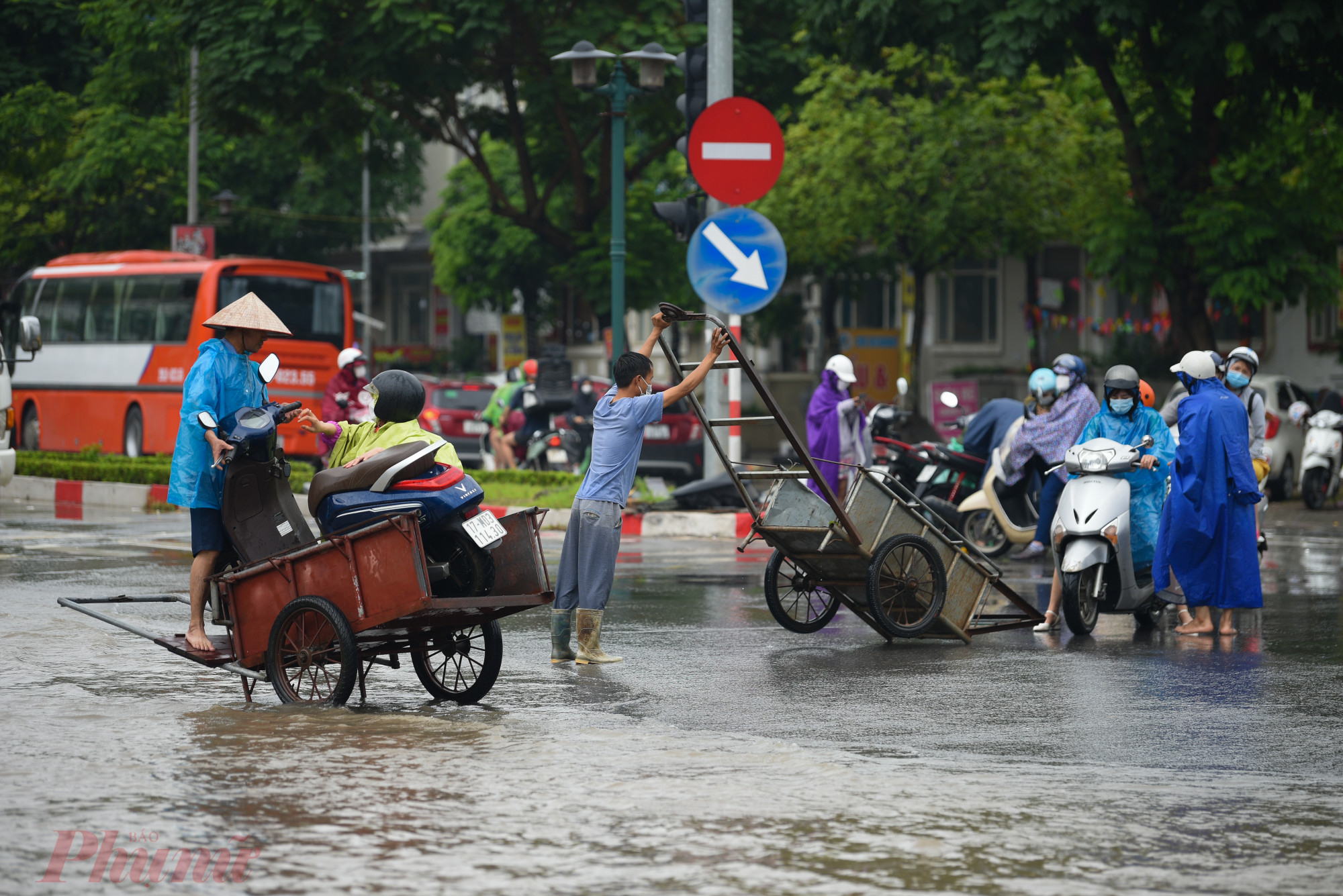 Tại đ&acirc;y l&agrave; cổng của KĐT v&agrave;o giờ đi l&agrave;m buổi s&aacute;ng, lượng người c&oacute; nhu cầu ra, v&agrave;o rất đ&ocirc;ng.