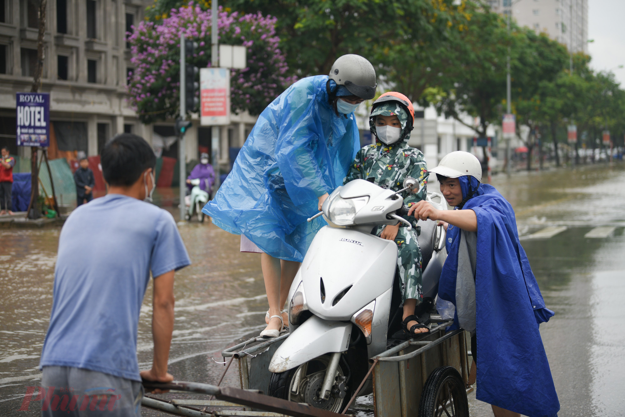 Mỗi lượt k&eacute;o qua điểm ngập &uacute;ng chủ xe phải trả l&agrave; 50.000 đồng.