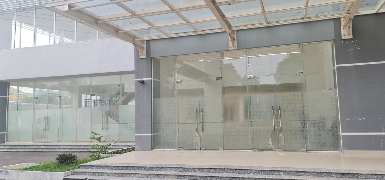 C&ocirc;ng ty TNHH Minh Nguy&ecirc;n Long đã ngang nhi&ecirc;n ph&acirc;n diện t&iacute;ch x&acirc;y dựng v&agrave; lắp đặt tường th&agrave;nh 32 ph&ograve;ng (shophouse &ndash; PV), b&ecirc;n trong mỗi ph&ograve;ng bố tr&iacute; 1 nh&agrave; kho với diện t&iacute;ch khoảng 4 m2 tại khu thương mại tầng 1 v&agrave; tầng lửng khối A, B tại chung cư.     Phần x&acirc;y dựng tăng diện t&iacute;ch tầng lửng tại khối A với diện t&iacute;ch 51,2 m2, kết cấu s&agrave;n tấm, khung th&eacute;p.  Một số shophouse chủ đầu tư c&ograve;n dựng v&aacute;ch, ngăn ph&ograve;ng. 