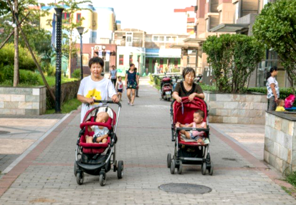 Ng&agrave;y c&agrave;ng c&oacute; nhiều người gi&agrave; ở ch&acirc;u &Aacute; kh&ocirc;ng muốn l&agrave;m người chăm s&oacute;c ch&iacute;nh cho c&aacute;c ch&aacute;u, họ muốn tận hưởng cuộc sống ri&ecirc;ng của m&igrave;nh sau khi nghỉ hưu - Ảnh: Getty ImagesGETTY IMAGES